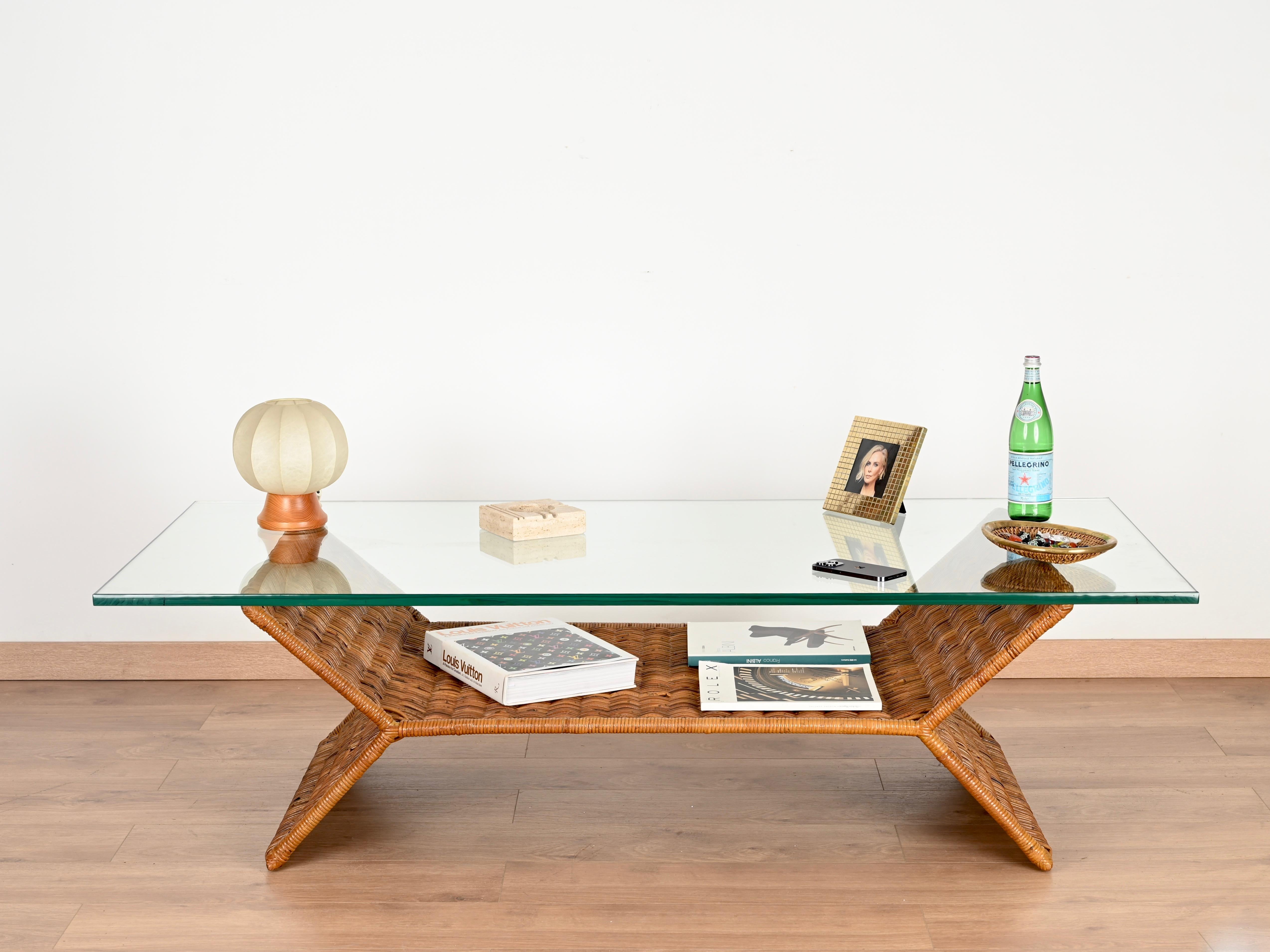 Mid-Century moderno Tavolino italiano in rattan intrecciato e cristallo di Vivai del Sud, Italia 1970