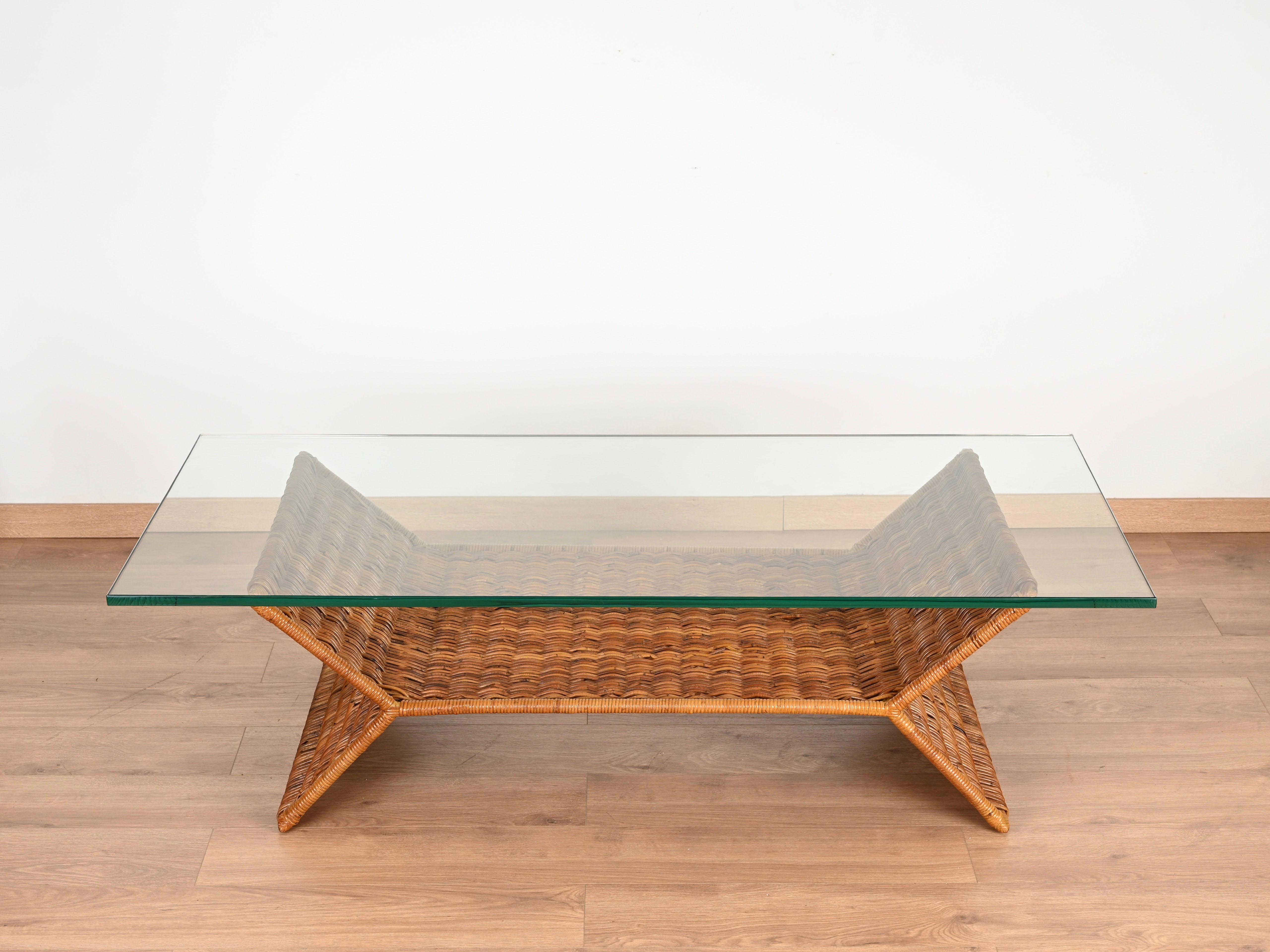Tavolino italiano in rattan intrecciato e cristallo di Vivai del Sud, Italia 1970 In condizioni buone a Roma, IT