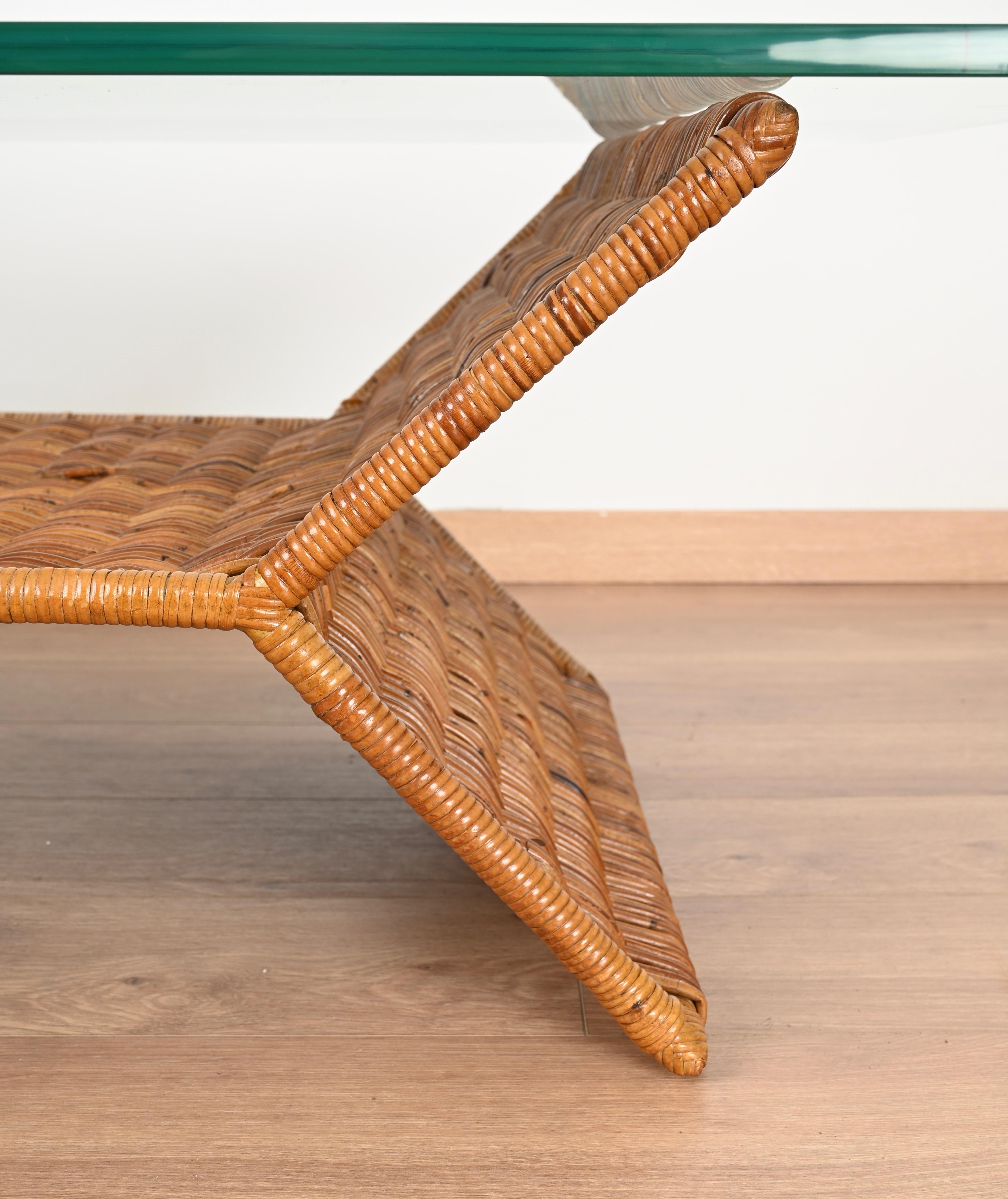 Cristallo Tavolino italiano in rattan intrecciato e cristallo di Vivai del Sud, Italia 1970