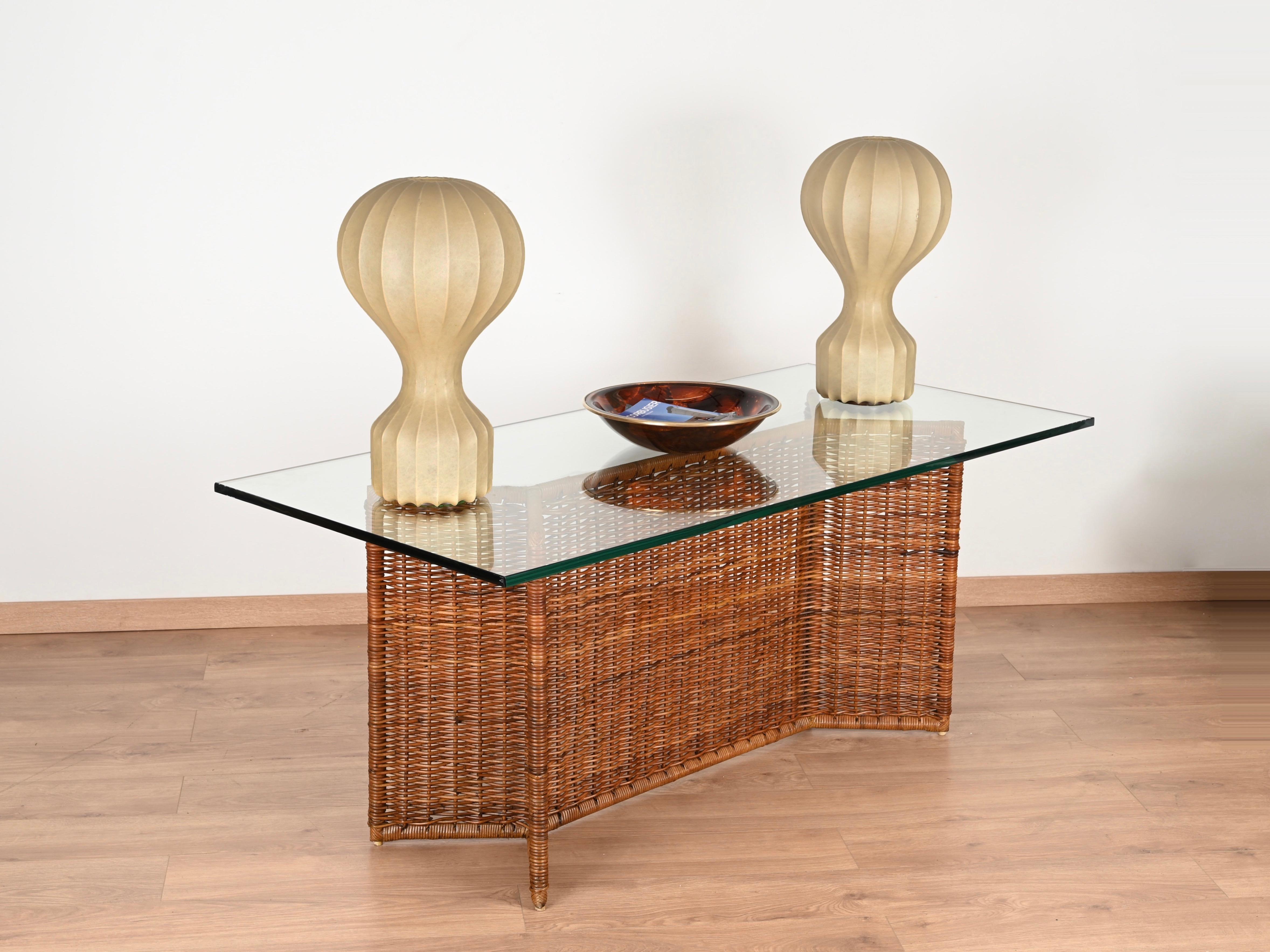 Tavolino italiano in rattan intrecciato e cristallo di Vivai del Sud, Italia 1970 1
