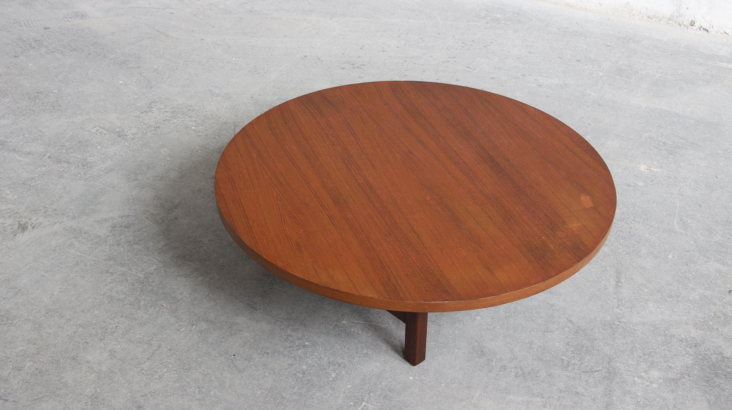 Round coffee table of the 60s from the Italian publisher ISA Bergamo. 

This one produced in the 50s and 60s many pieces of furniture by Sergio Rodriguez and Gio Ponti: armchairs, lounge chairs, sofas and the famous hexagonal tables.

This one