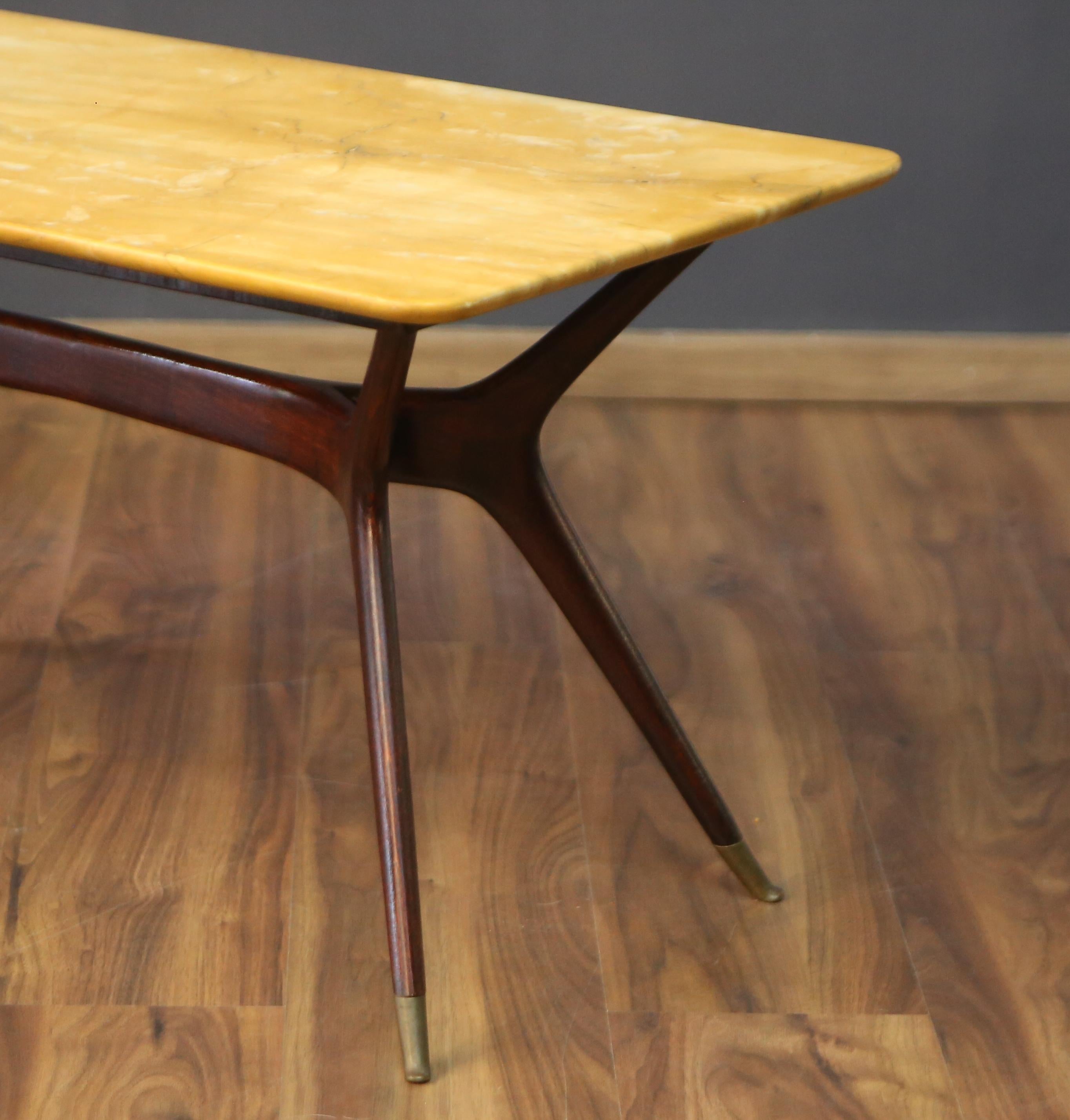 Italienischer Couchtisch aus den 1950er Jahren mit einer Marmorplatte im Angebot 2