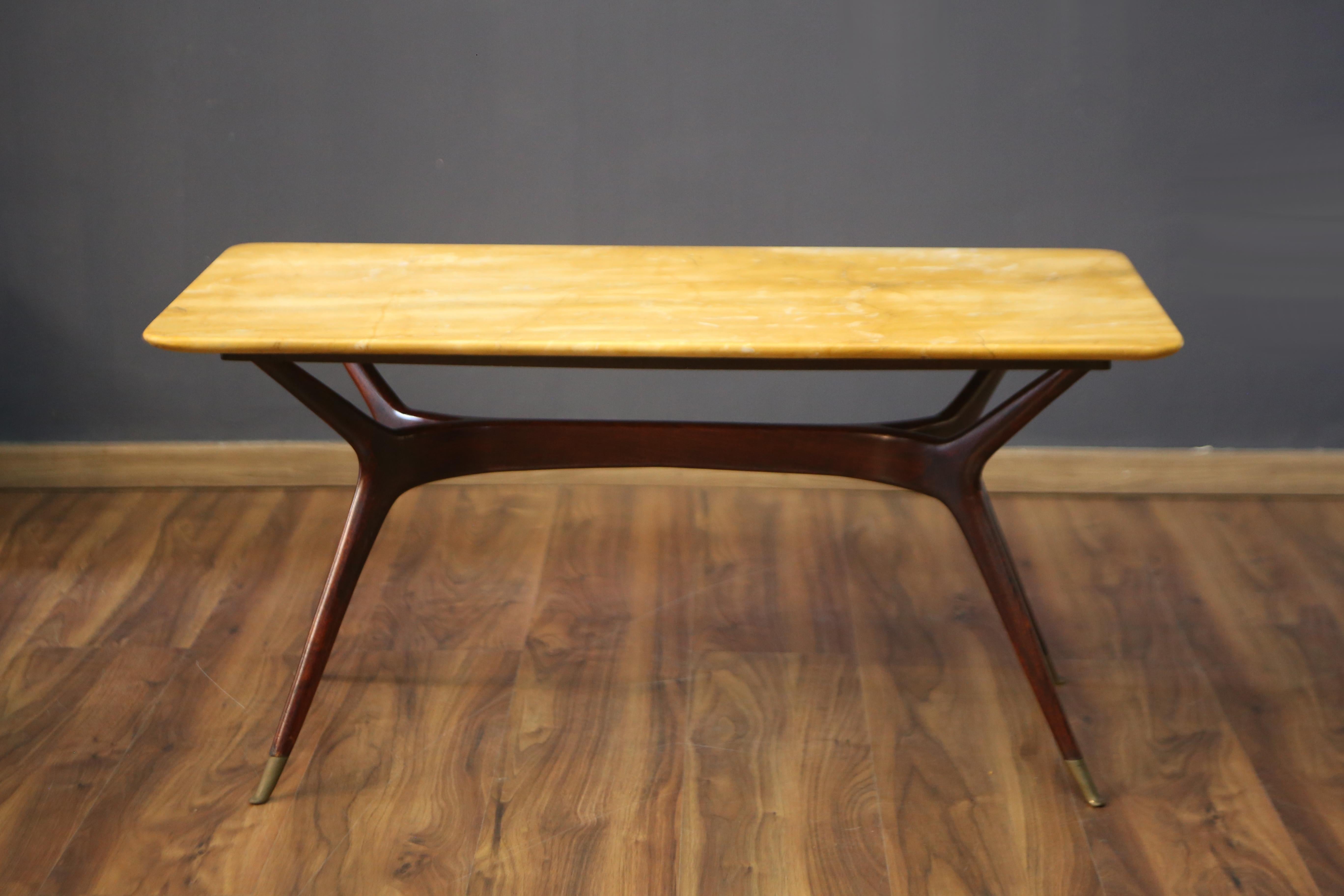 Italienischer Couchtisch aus den 1950er Jahren mit einer Marmorplatte im Angebot 3
