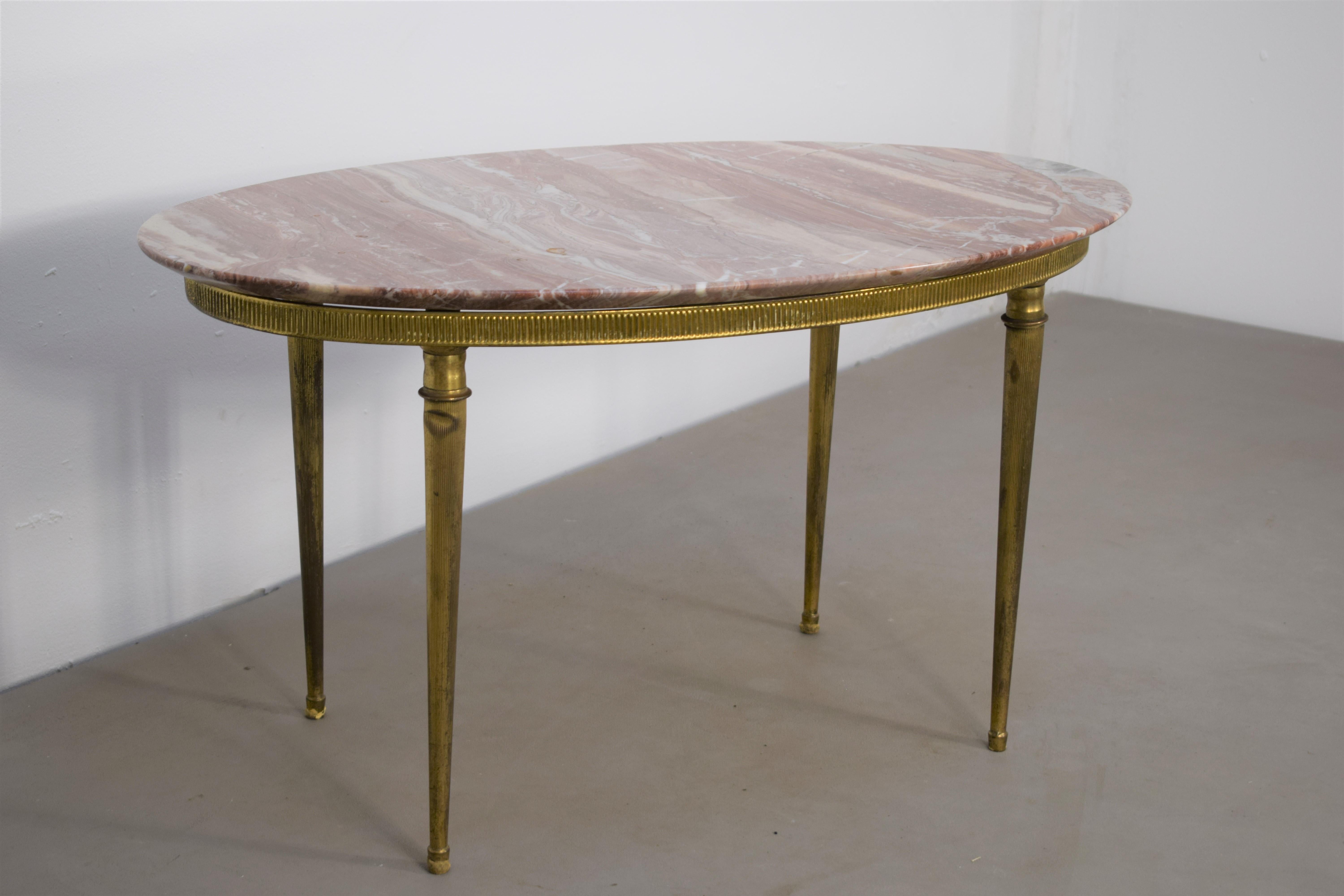 Table basse italienne, marbre et laiton, années 1960.
Dimensions : H= 47 cm ; L= 82 cm ; P= 50 cm.