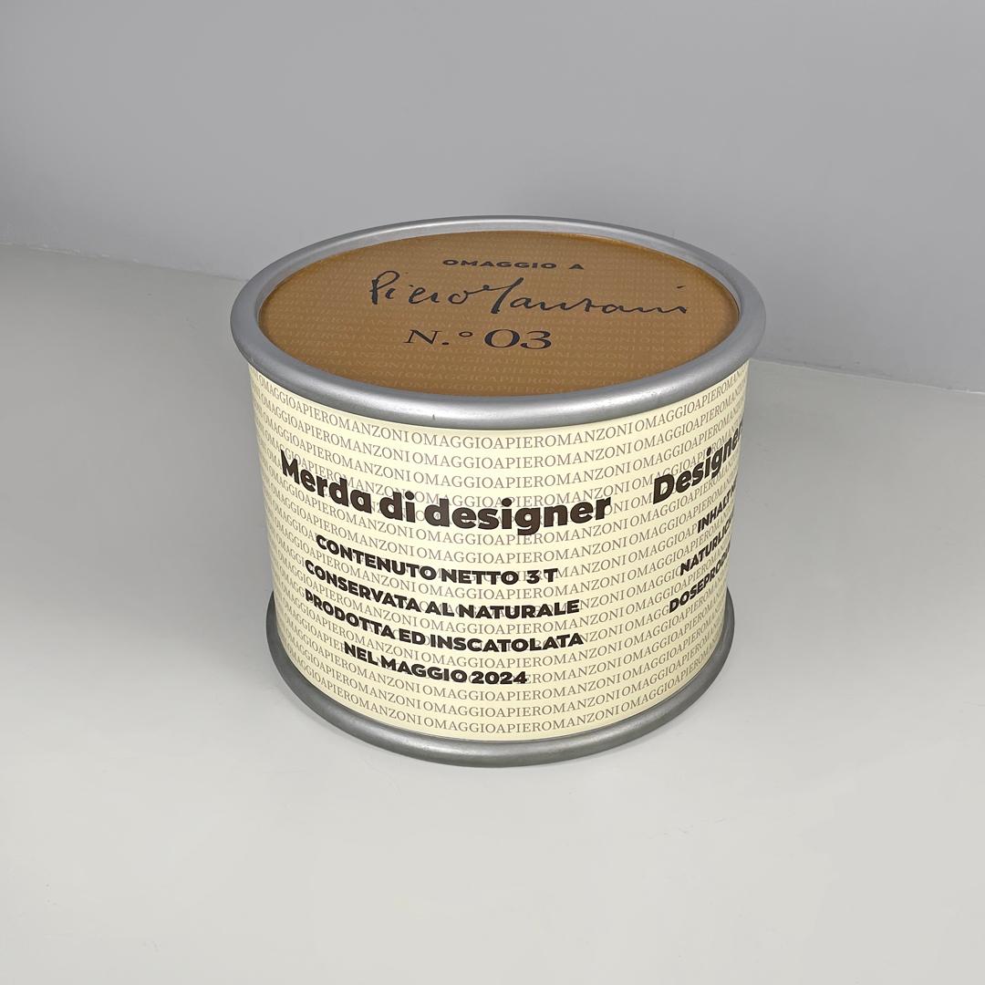 Table basse italienne Merda di Designer par Niccolò Spirito, 2024
Table basse mod. Merda di Designer avec une base ronde. Les bords du plateau et de la base sont arrondis et peints en argent. La structure est recouverte de plastique imprimé, sur le
