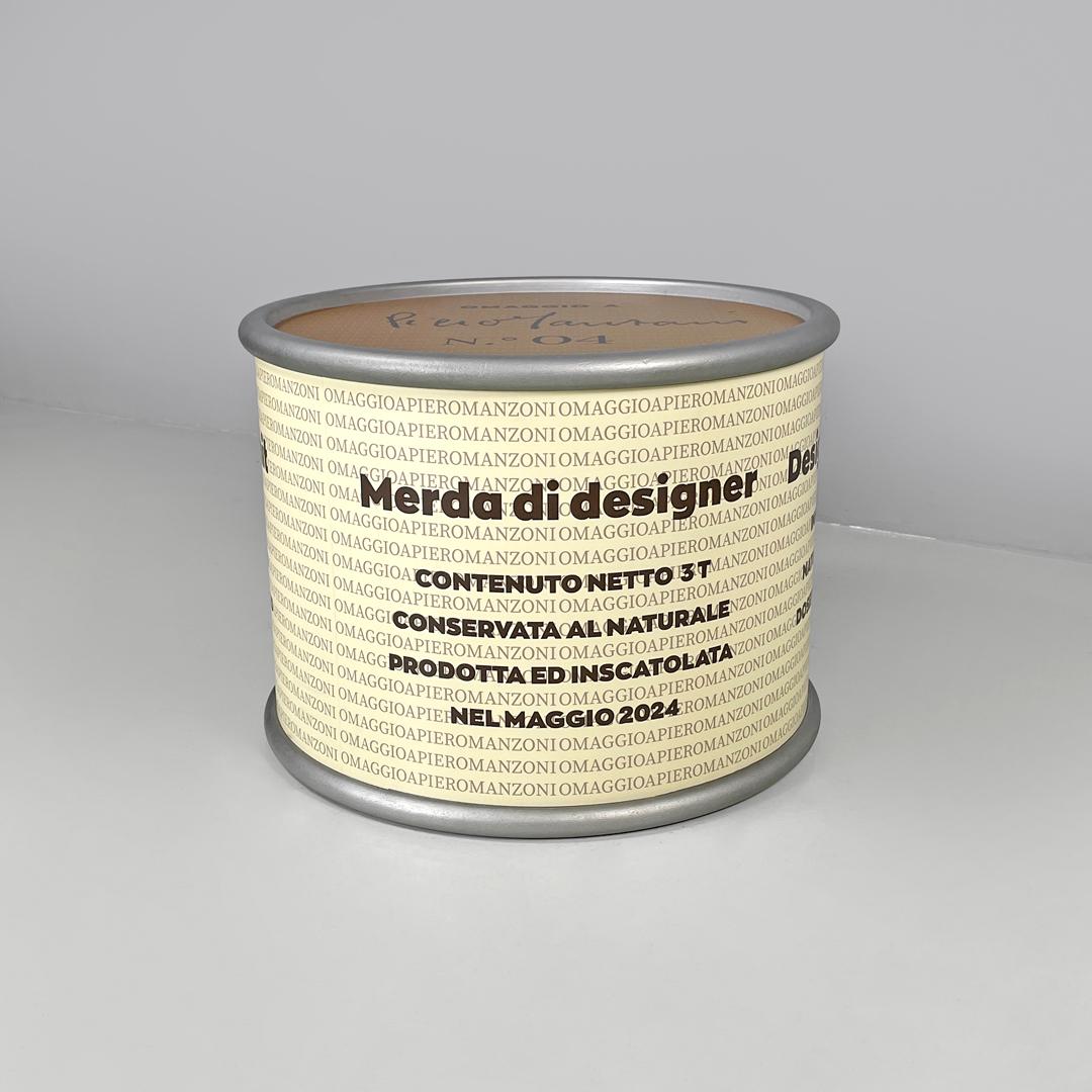 Table basse italienne Merda di Design/One par Niccolò Spirito Braccio di Ferro, 2024
Table basse mod. Merda di Designer avec une base ronde. Les bords du plateau et de la base sont arrondis et peints en argent. La structure est recouverte de