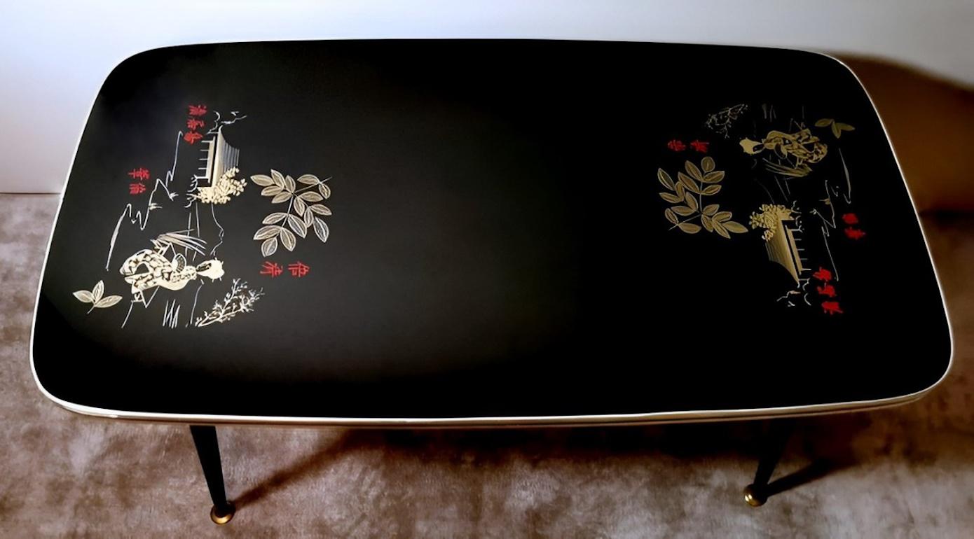 We kindly suggest you read the entire description, as it provides detailed technical and historical information to ensure the authenticity of our objects.
This unique and original Italian coffee table features a rectangular black glass top with