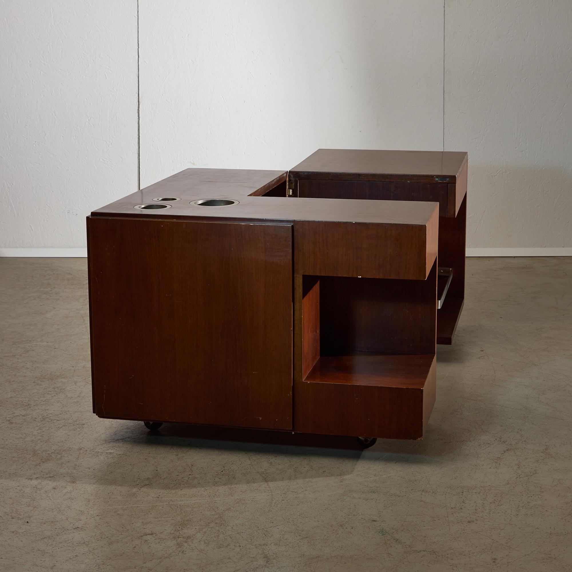 Table basse italienne sur roulettes avec bar intégré, années 1970 Bon état - En vente à Budapest, HU
