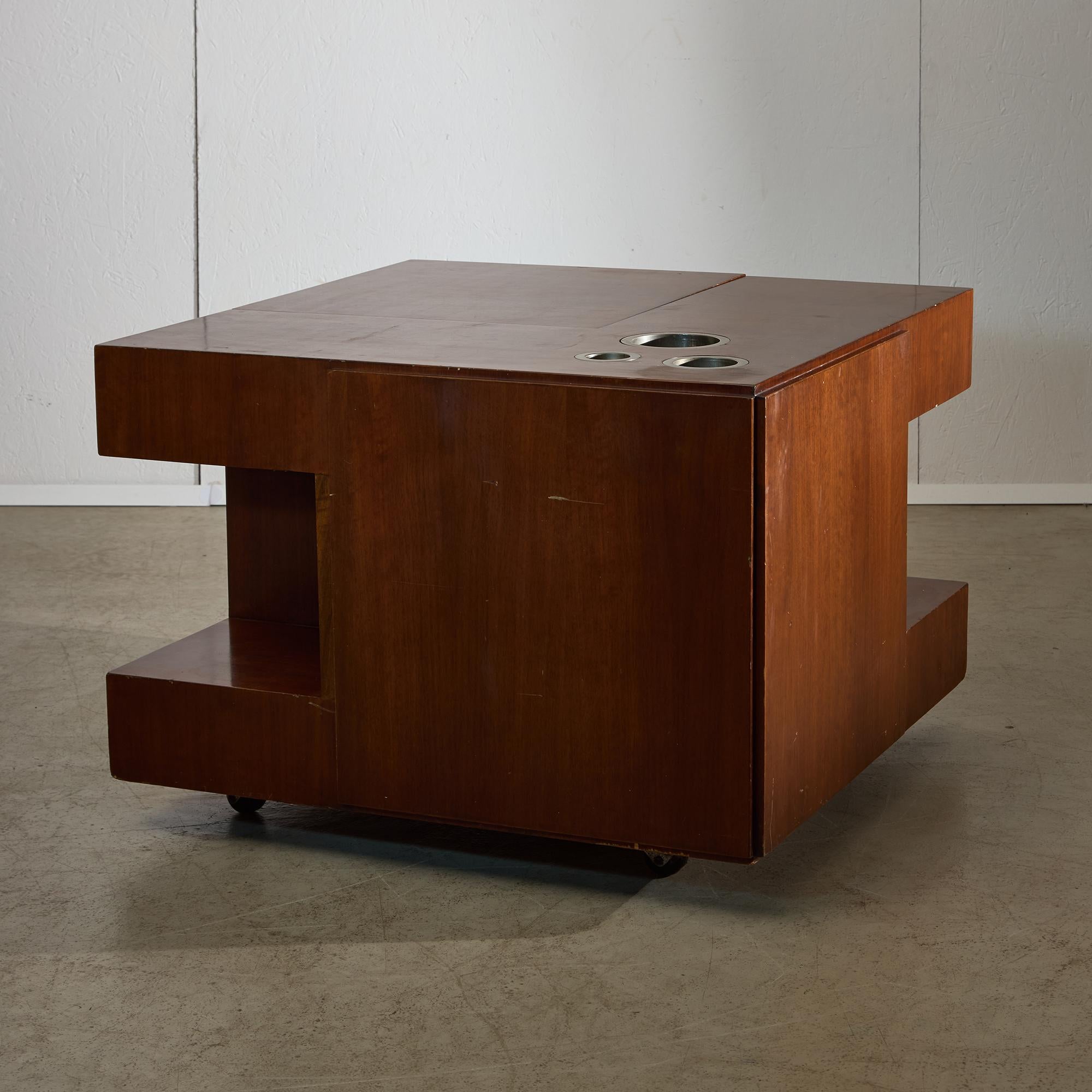 Table basse italienne sur roulettes avec bar intégré, années 1970 en vente 1