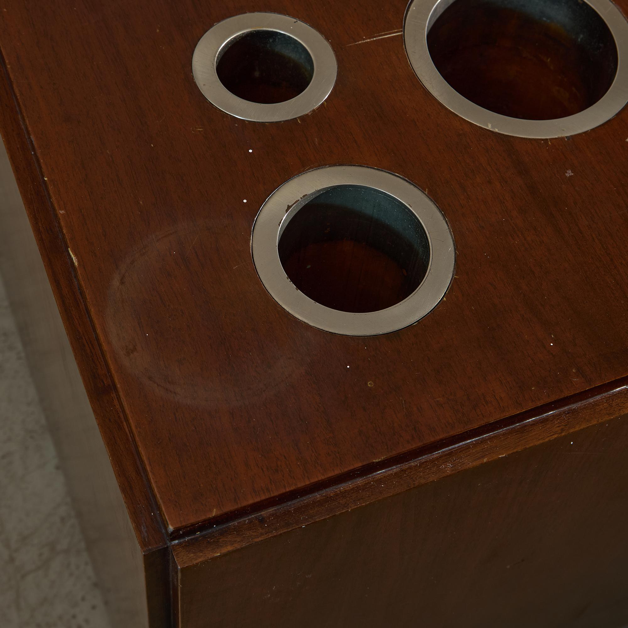 Table basse italienne sur roulettes avec bar intégré, années 1970 en vente 3