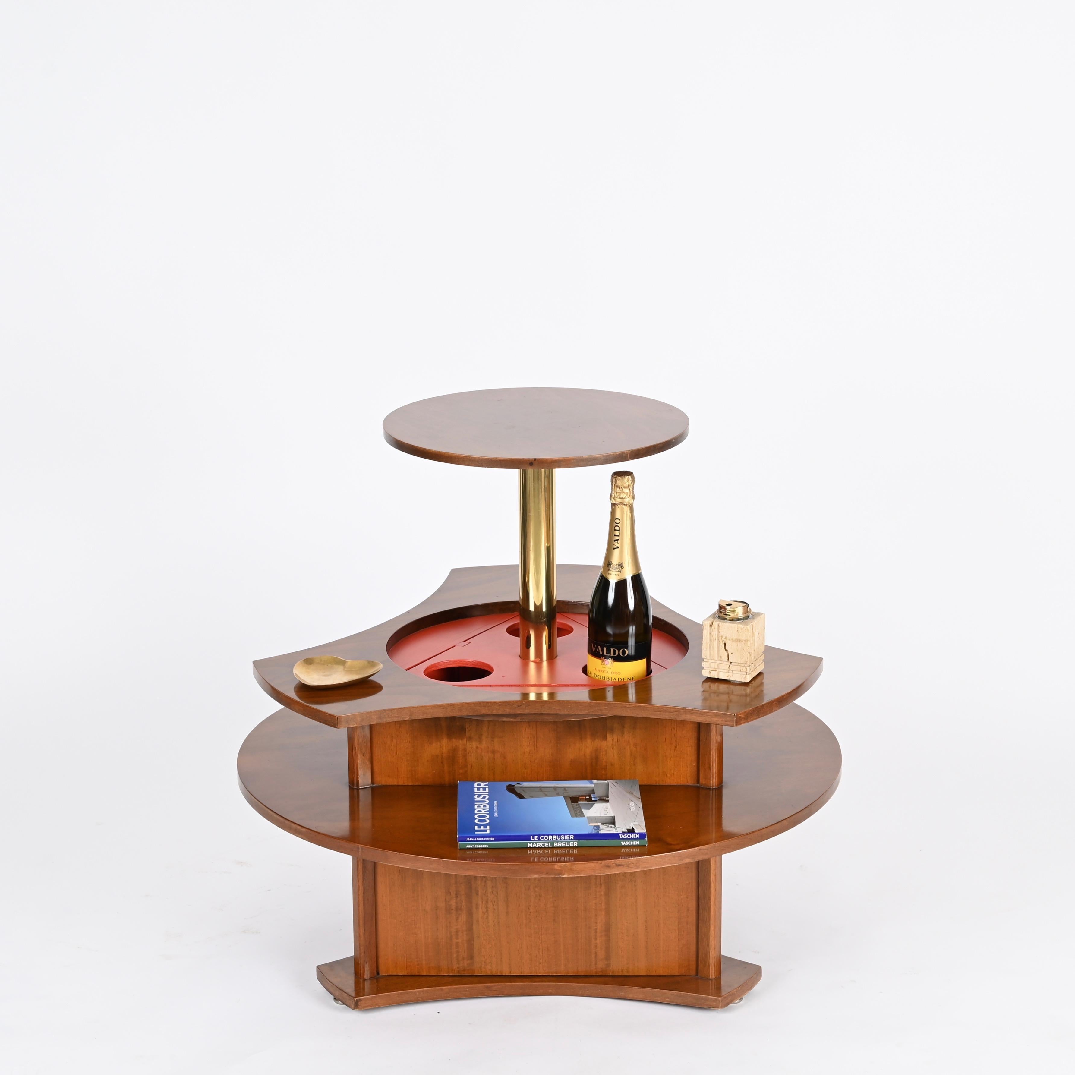Marvelous cocktail bar table with hydraulic lift in walnut, brass and enameled metal. This charming and unique piece was produced in Italy during the 1970s. 

Fully original and in fabulous condition. The table feature an ingenious hydraulic