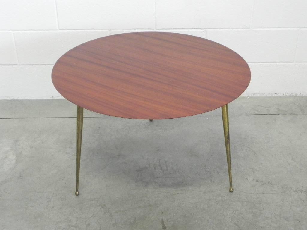 Italian coffee table round in mahogany an brass, 1950s.