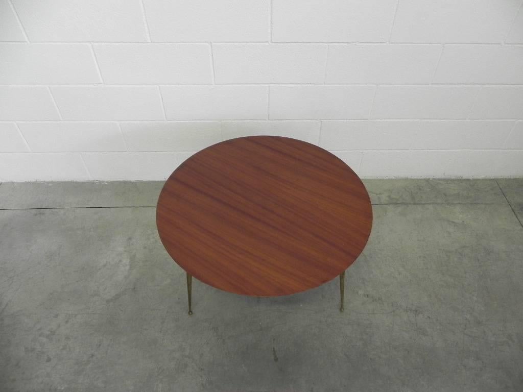 Italian Coffee Table Round in Mahogany an Brass, 1950s In Good Condition For Sale In Rovereta, SM