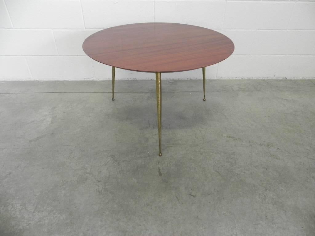 Italian Coffee Table Round in Mahogany an Brass, 1950s For Sale 1