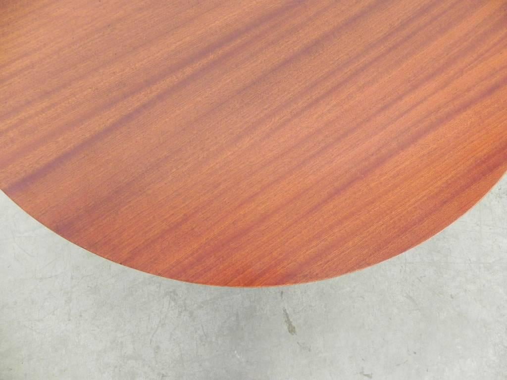 Italian Coffee Table Round in Mahogany an Brass, 1950s For Sale 3
