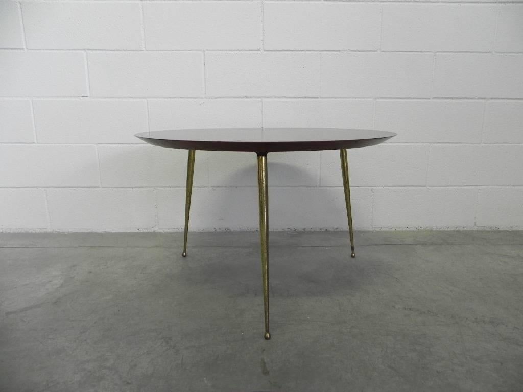 Italian Coffee Table Round in Mahogany an Brass, 1950s For Sale 4