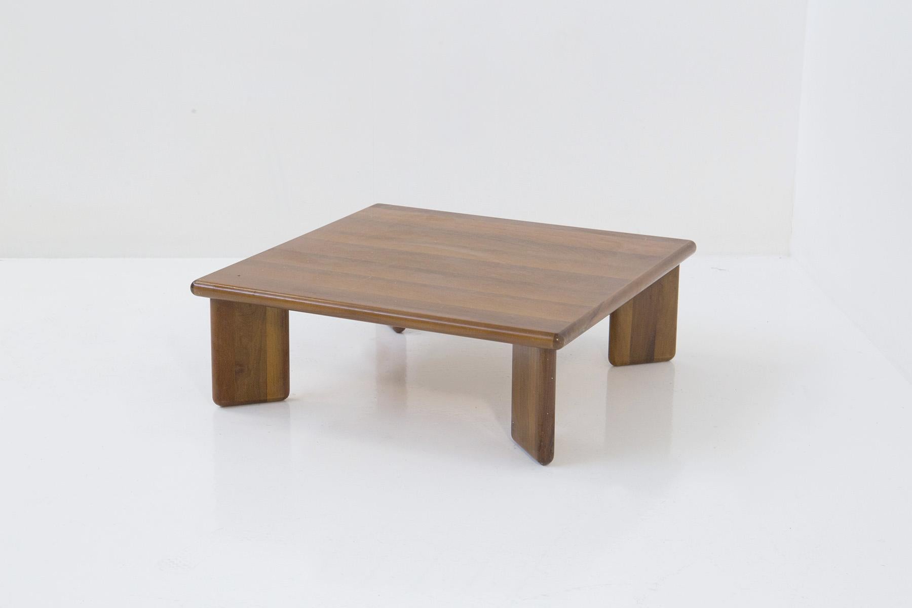 Voici la table basse en bois Sapporo de la prestigieuse manufacture Mobil Girgi, fabriquée avec la plus grande élégance et un charme intemporel datant des années 1970. Méticuleusement façonné à partir de  En bois avec un grain captivant, ce