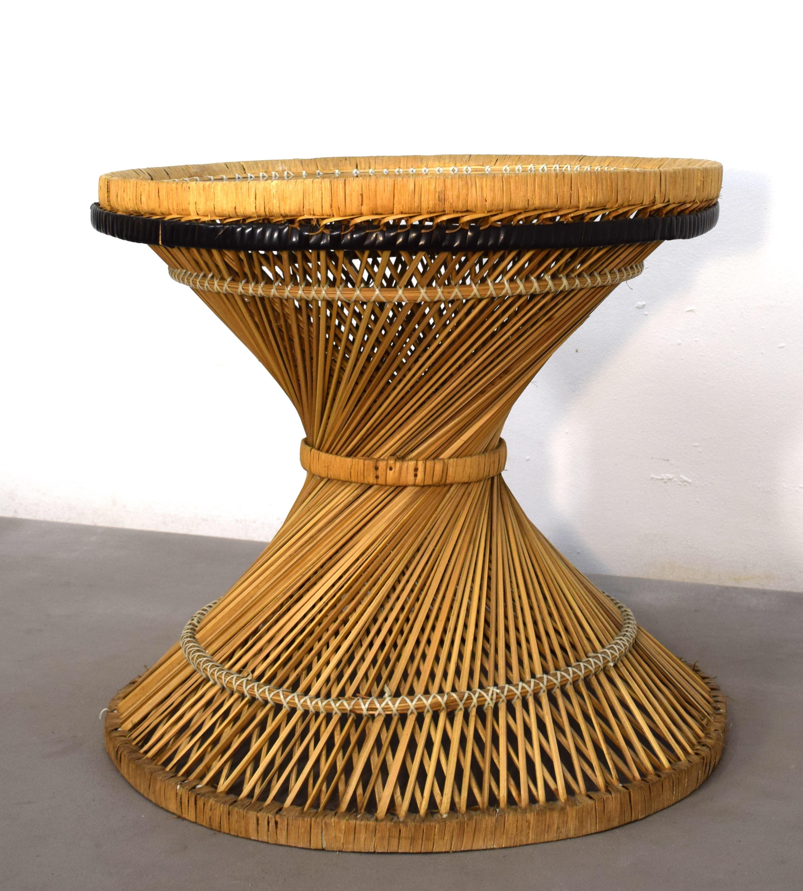 Italian coffee table, straw and smoked glass, 1970s
Dimensions: H= 52 cm; D= 58 cm.