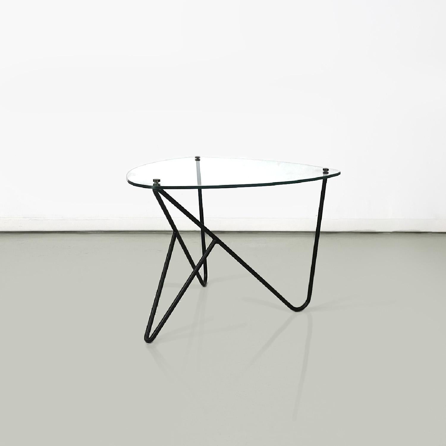 Italian coffee table triangular top glass and black metal structure, 1950s
Coffee table with triangular top with rounded glass corners. The geometric structure is in black painted metal rod.
1950s.
Good condition.
Measurements in cm 62.5x58x42h
This