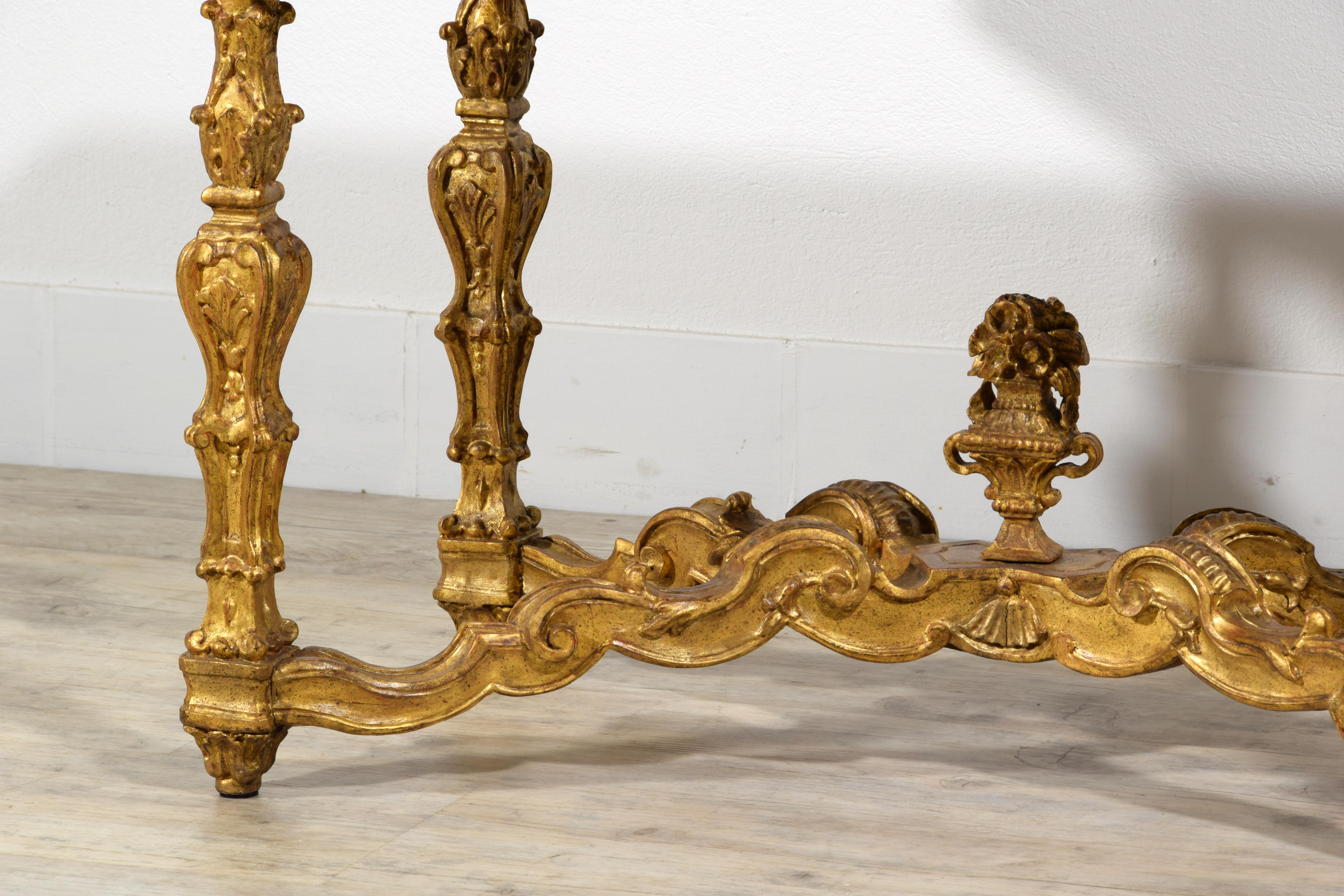Table basse italienne du 18ème siècle avec plateau en marbre et base en bois doré sculpté en vente 3
