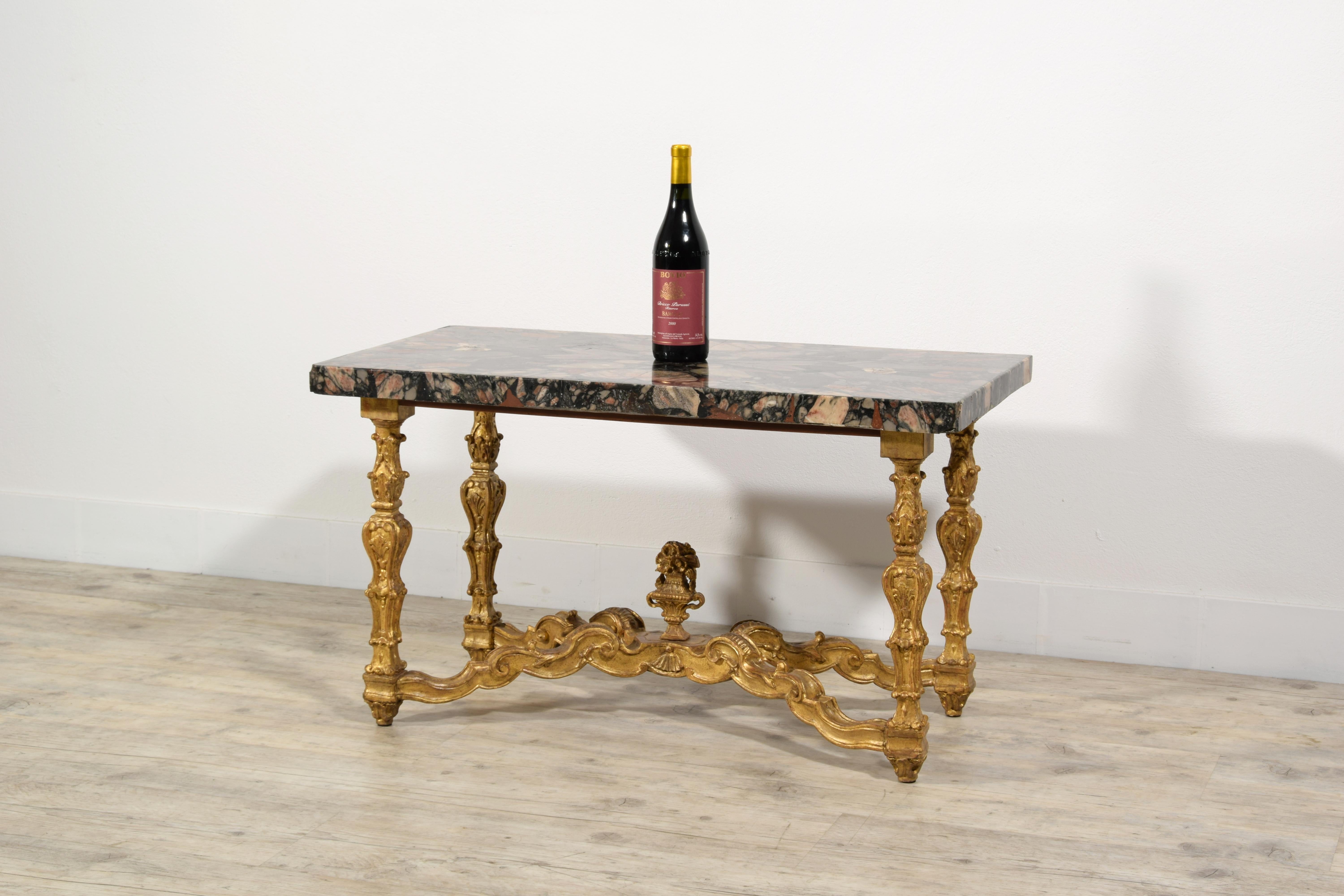 Table basse italienne du 18ème siècle avec plateau en marbre et base en bois doré sculpté en vente 5