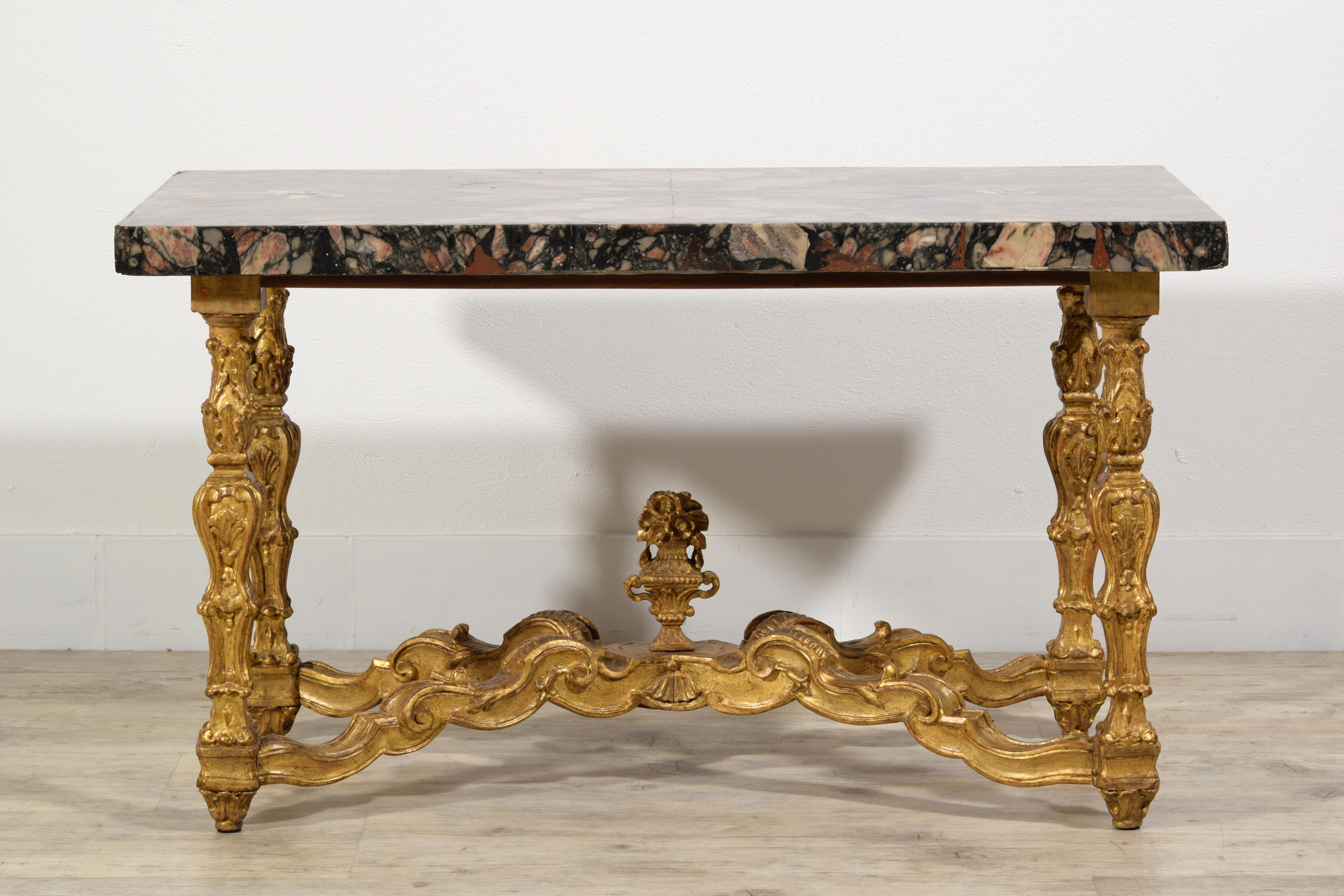 Table basse italienne du 18ème siècle avec plateau en marbre et base en bois doré sculpté en vente 7