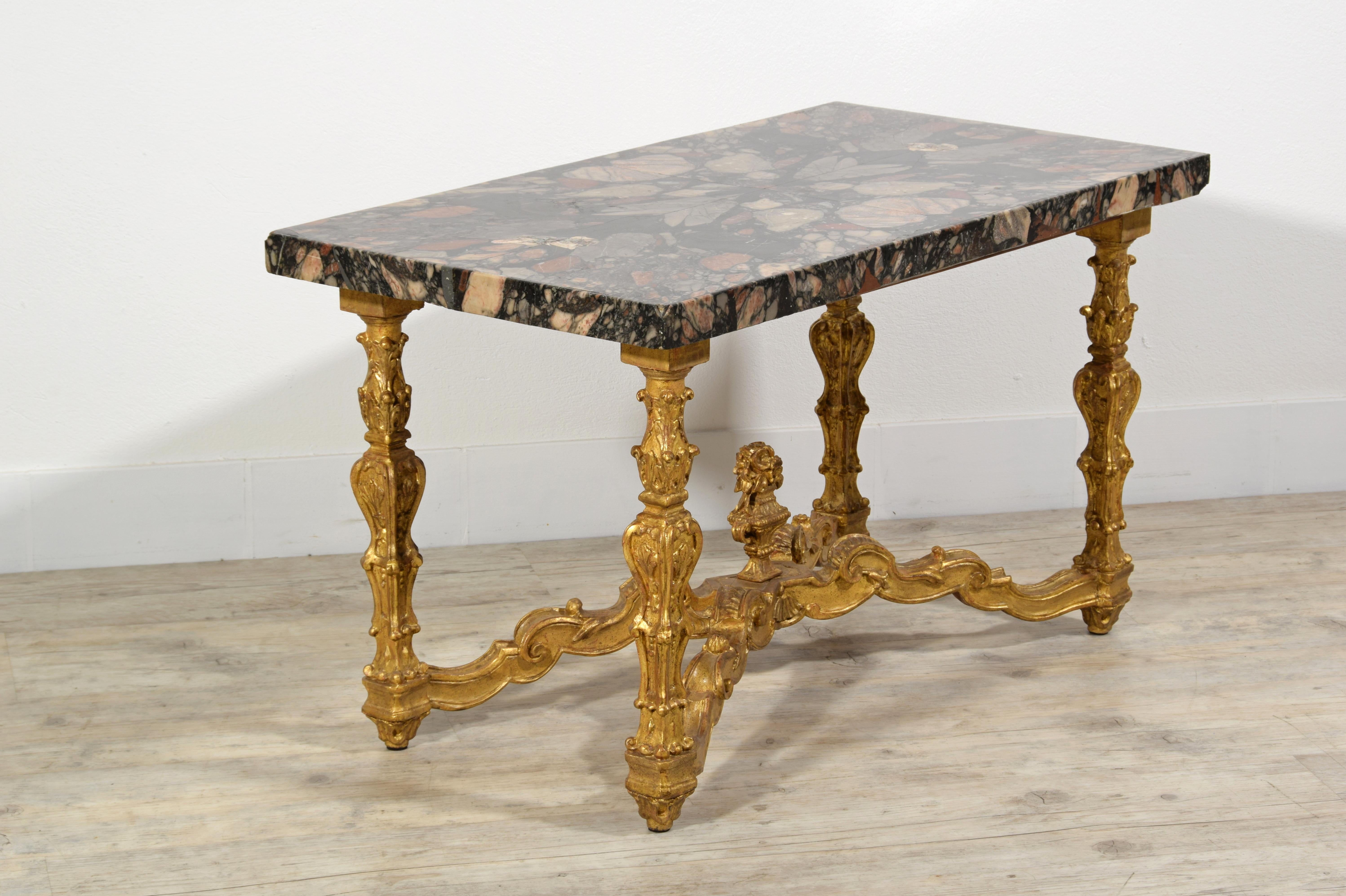 Table basse italienne du 18ème siècle avec plateau en marbre et base en bois doré sculpté en vente 10