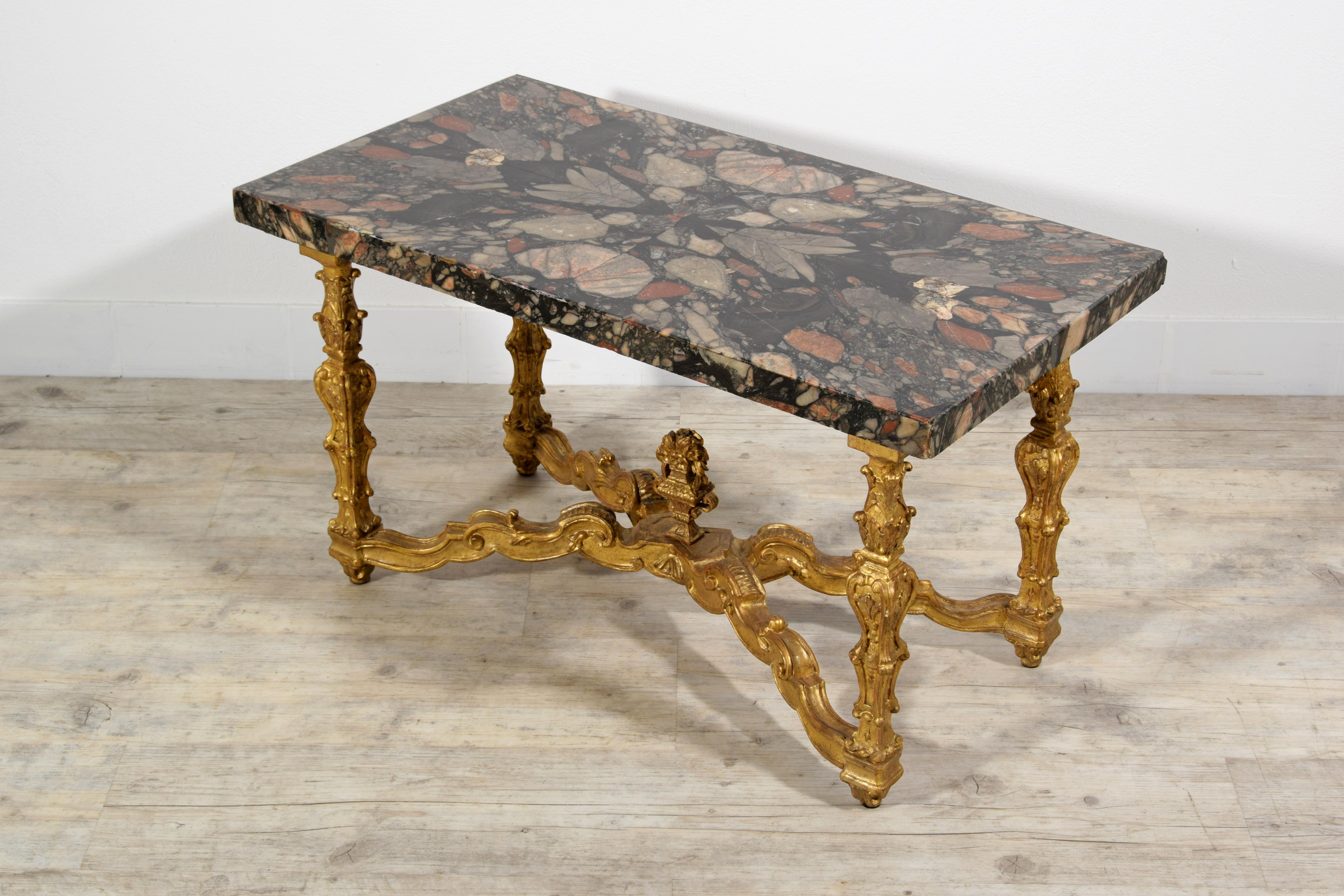 Table basse italienne du 18ème siècle avec plateau en marbre et base en bois doré sculpté en vente 12