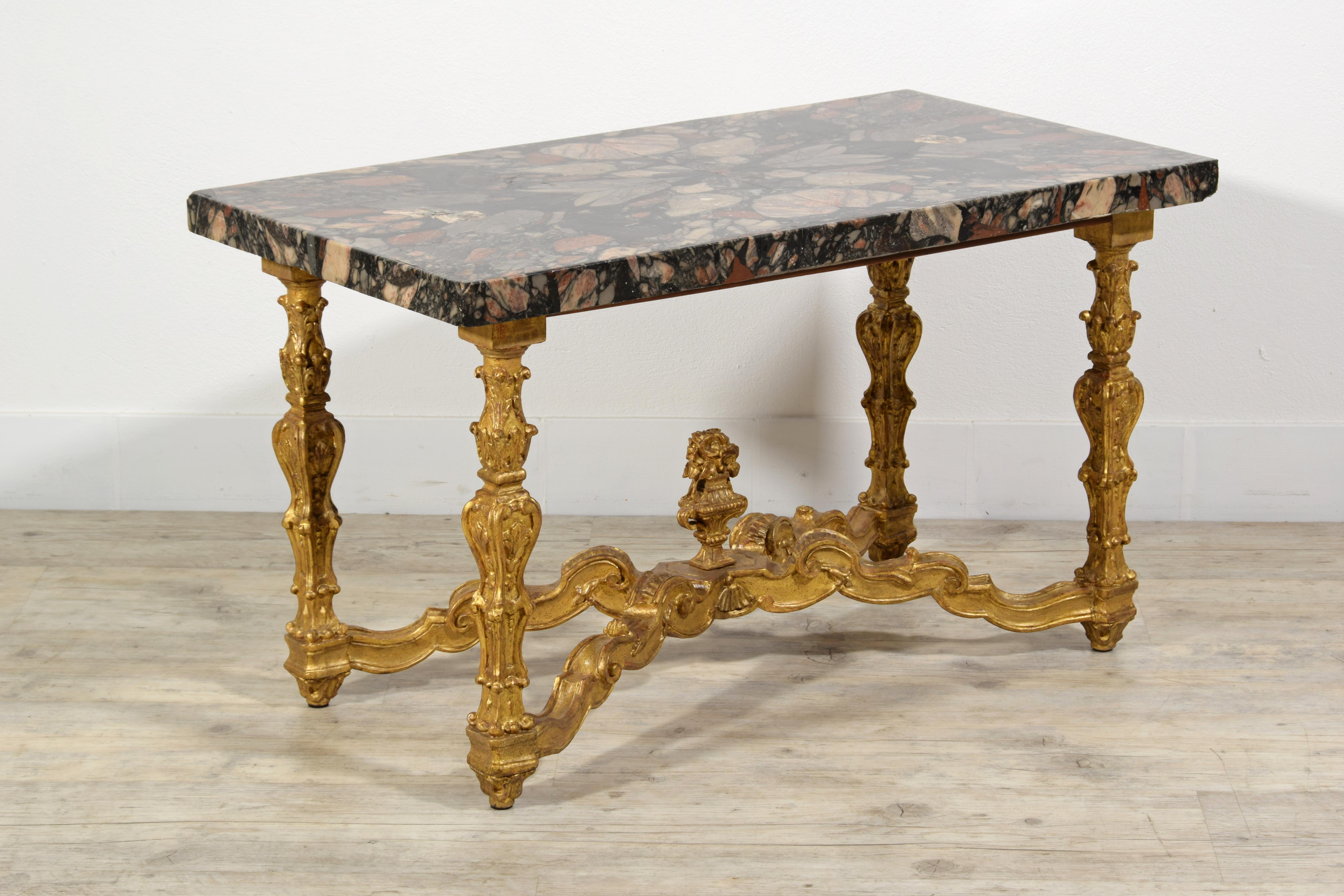 Table basse italienne avec plateau en marbre du XVIIIe siècle et base en bois doré sculpté.
Dimensions : cm L 91 x P 49 x H 52, épaisseur du dessus 4 cm.
Cette table basse, du centre, a été fabriquée en Italie, avec l'utilisation de matériaux
