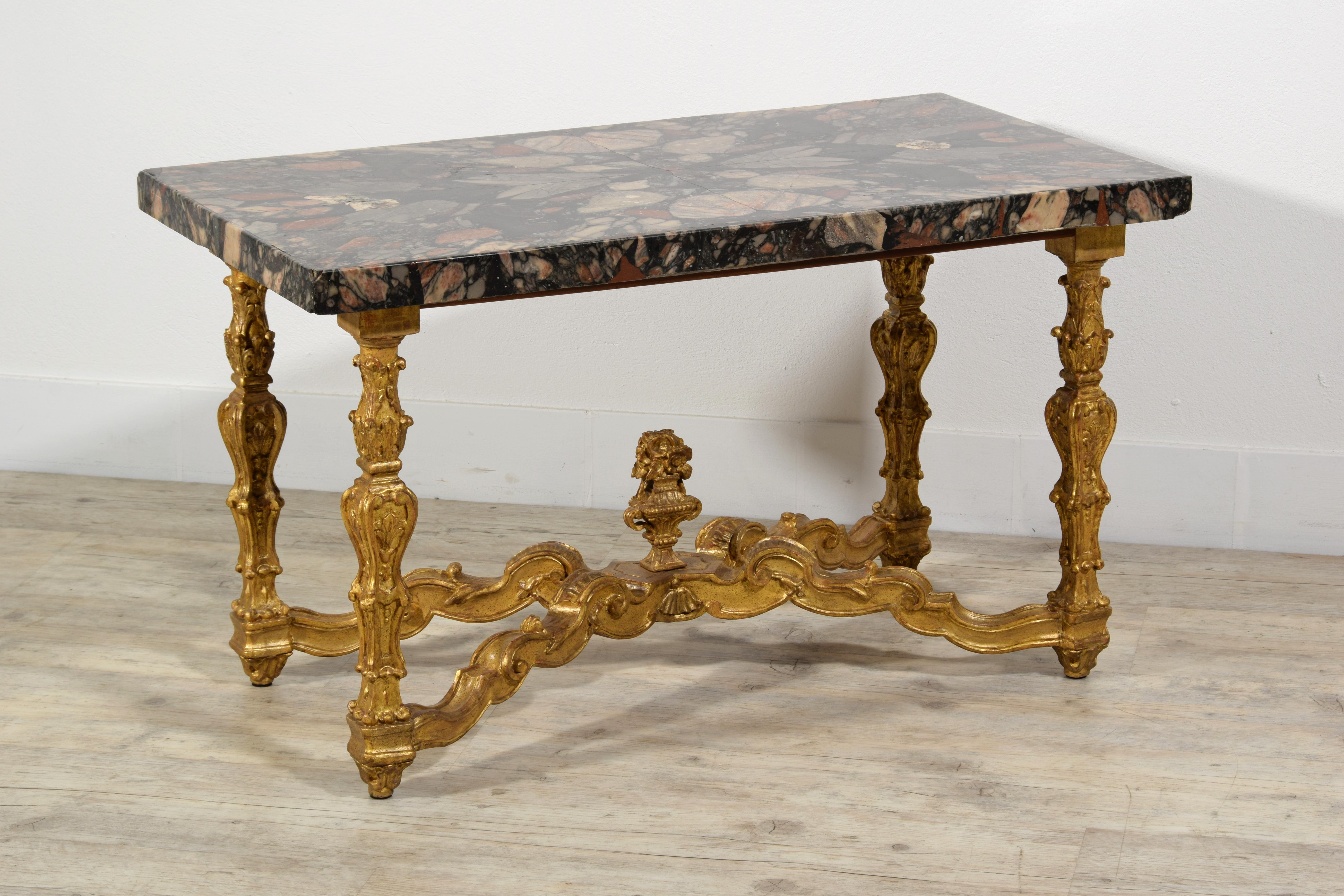 Sculpté à la main Table basse italienne du 18ème siècle avec plateau en marbre et base en bois doré sculpté en vente