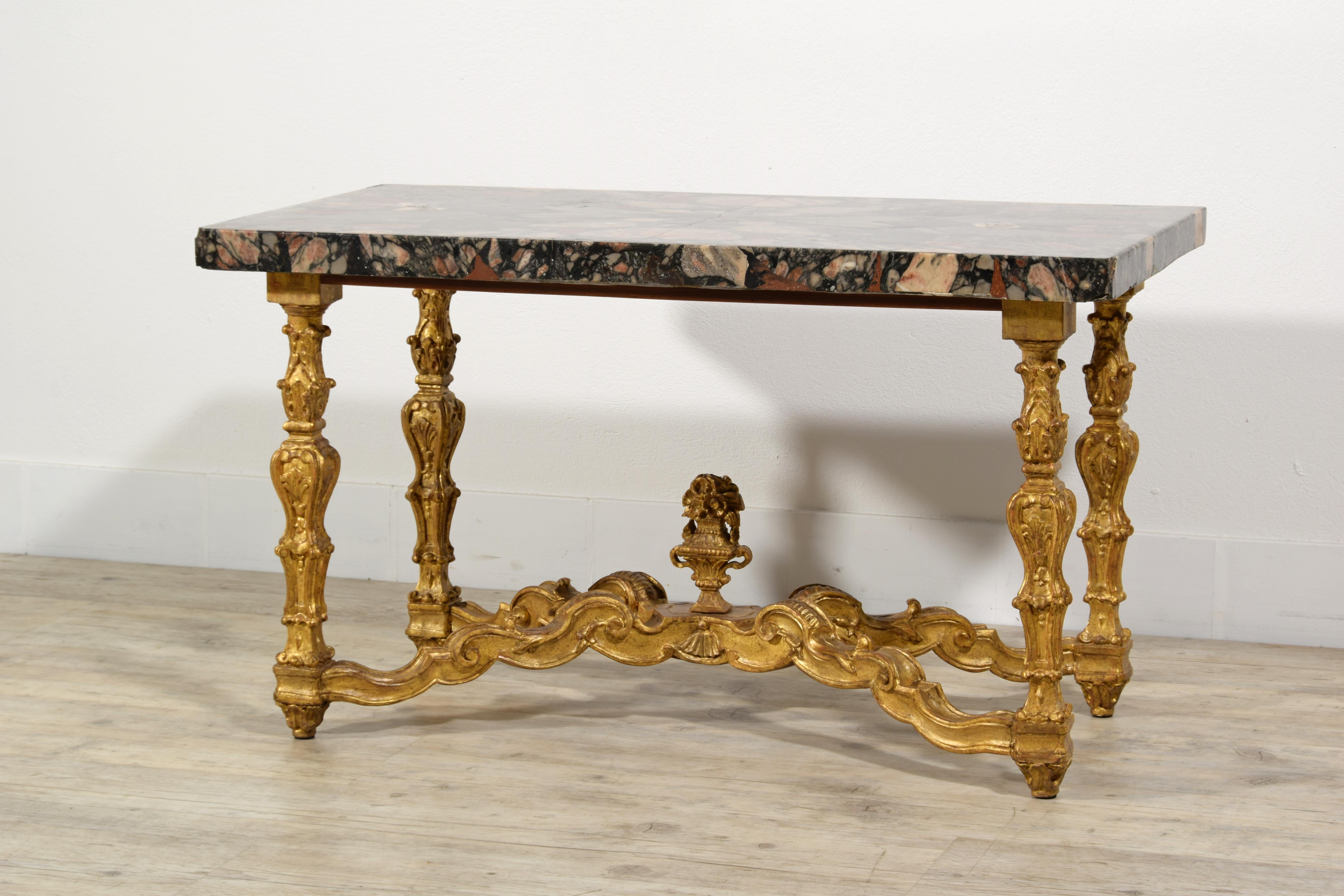 Marbre Table basse italienne du 18ème siècle avec plateau en marbre et base en bois doré sculpté en vente