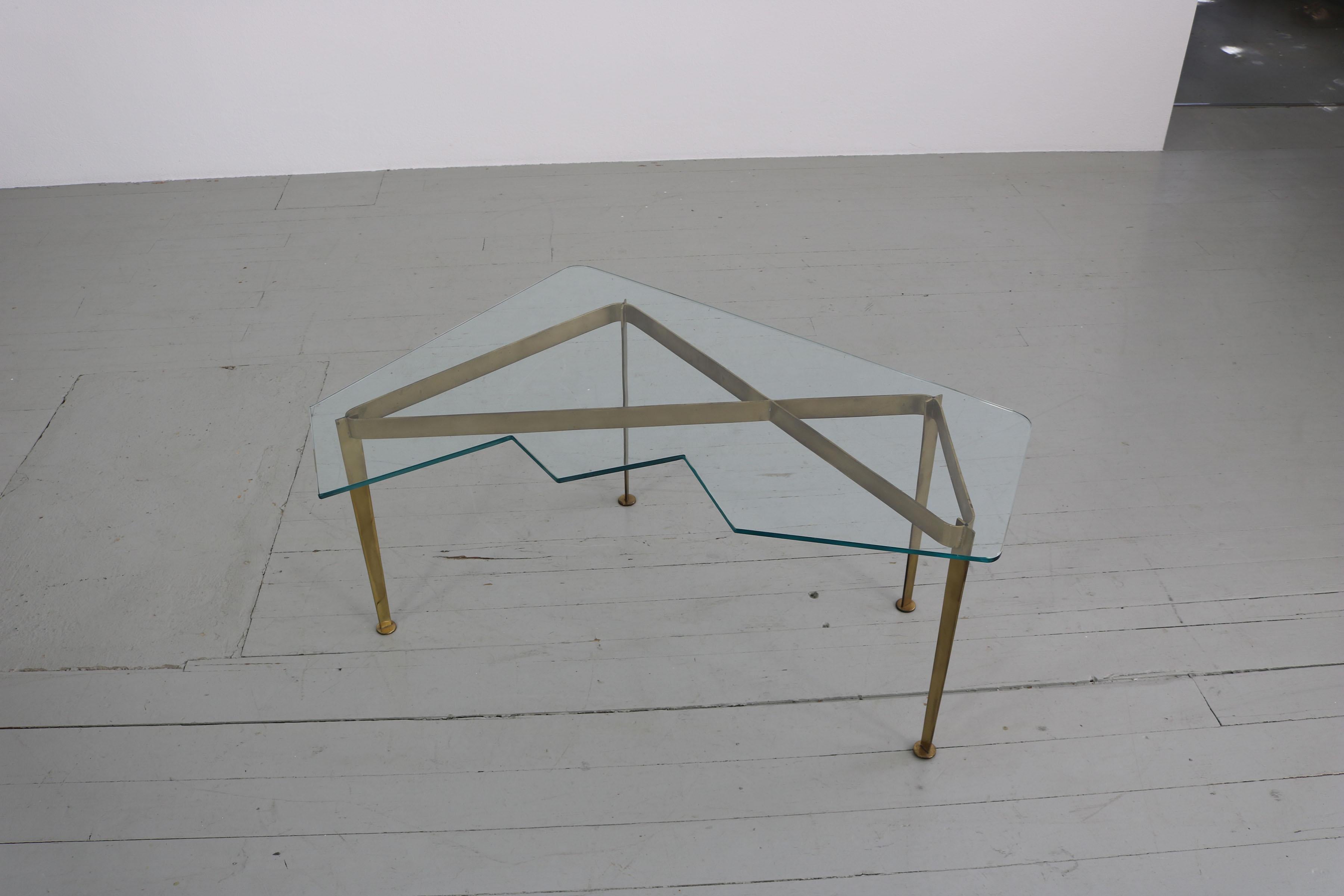 Table basse italienne avec cadre en laiton et plateau en verre de cristal taillé en vente 12