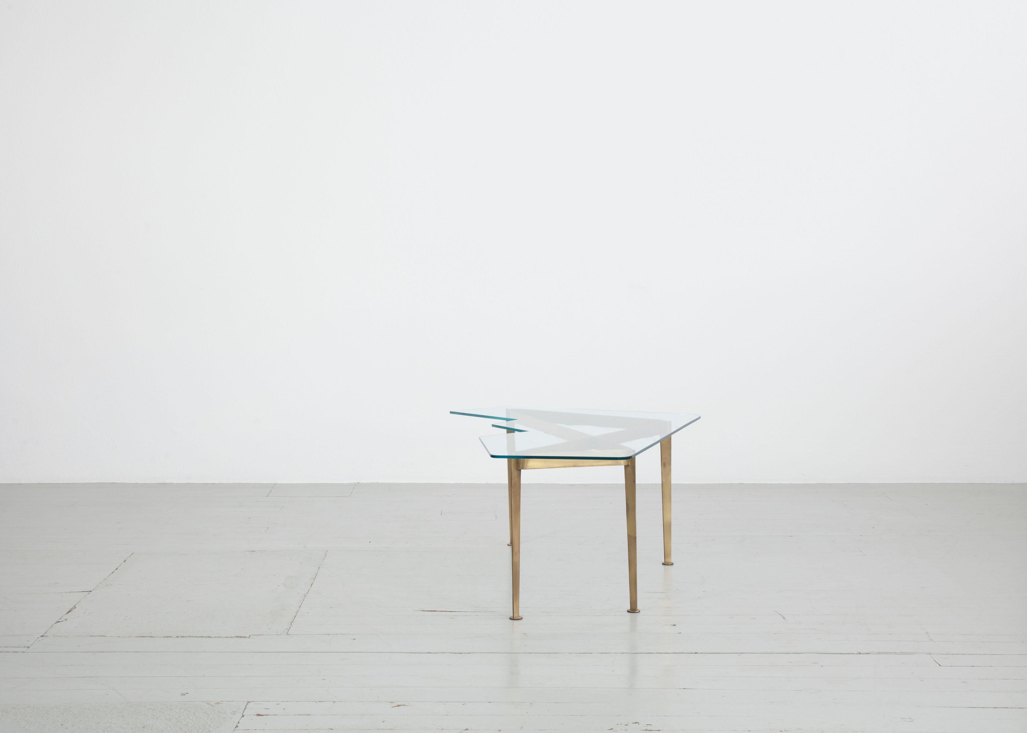 Mid-Century Modern Table basse italienne avec cadre en laiton et plateau en verre de cristal taillé en vente