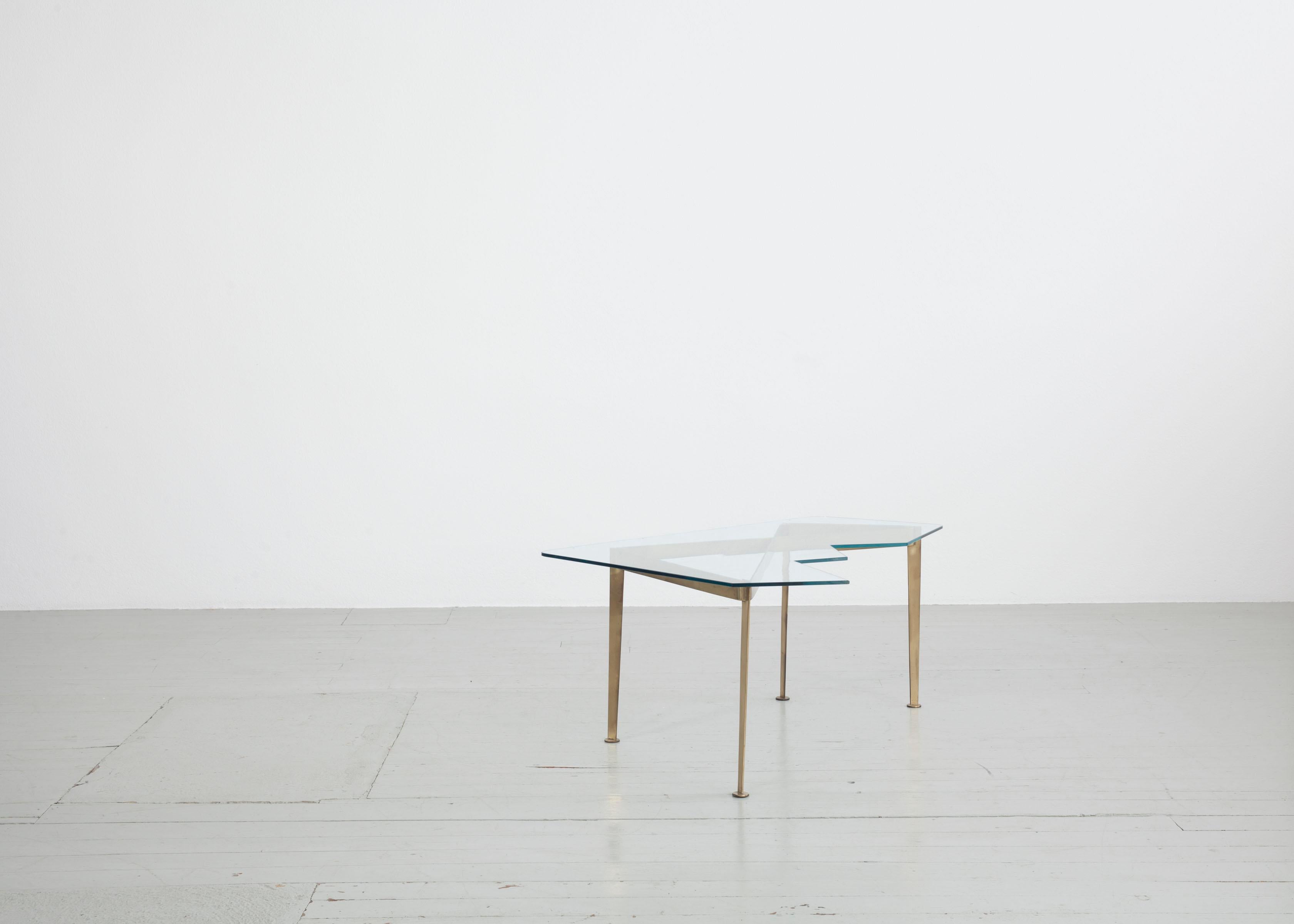 Milieu du XXe siècle Table basse italienne avec cadre en laiton et plateau en verre de cristal taillé en vente