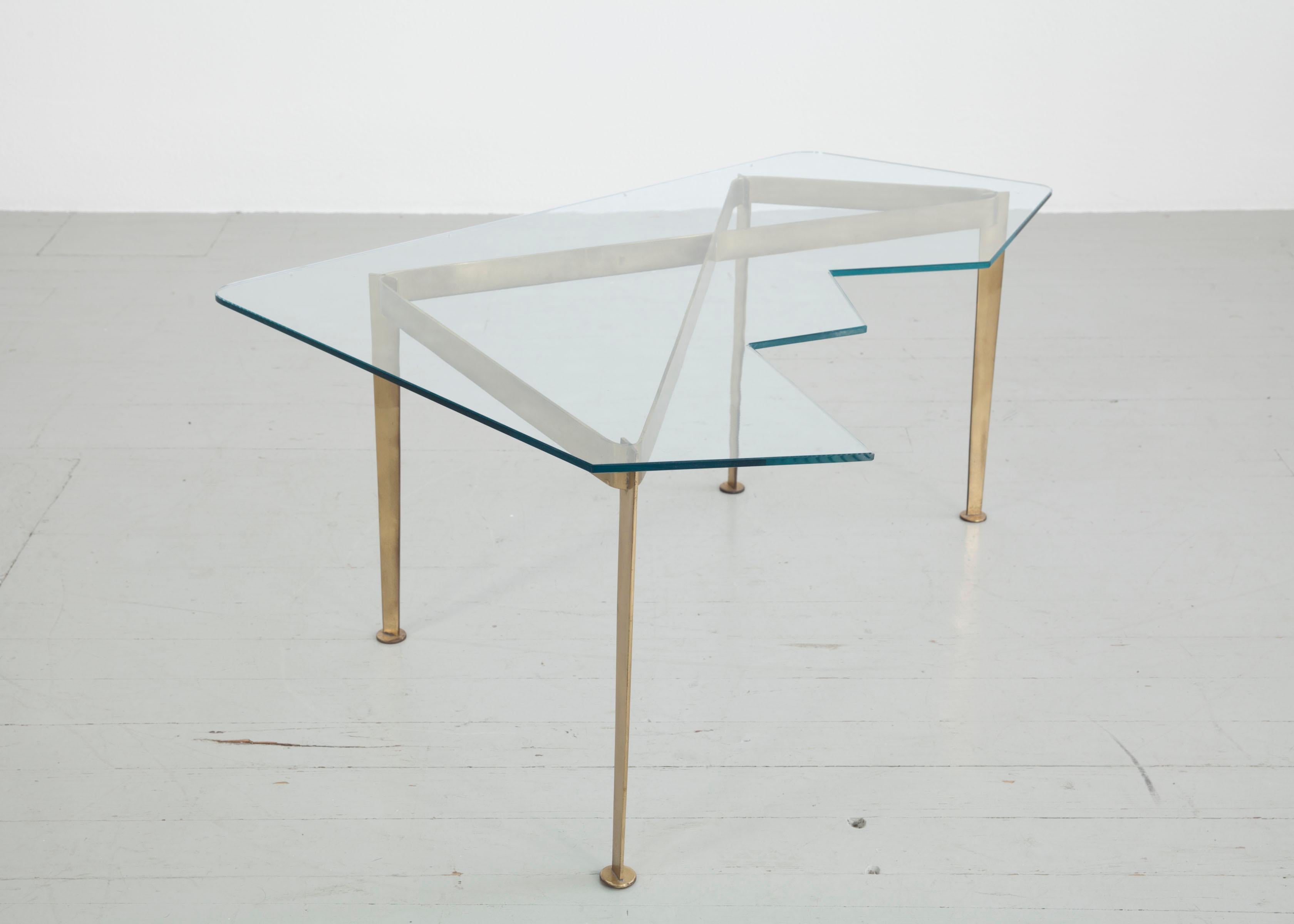 Table basse italienne avec cadre en laiton et plateau en verre de cristal taillé en vente 1