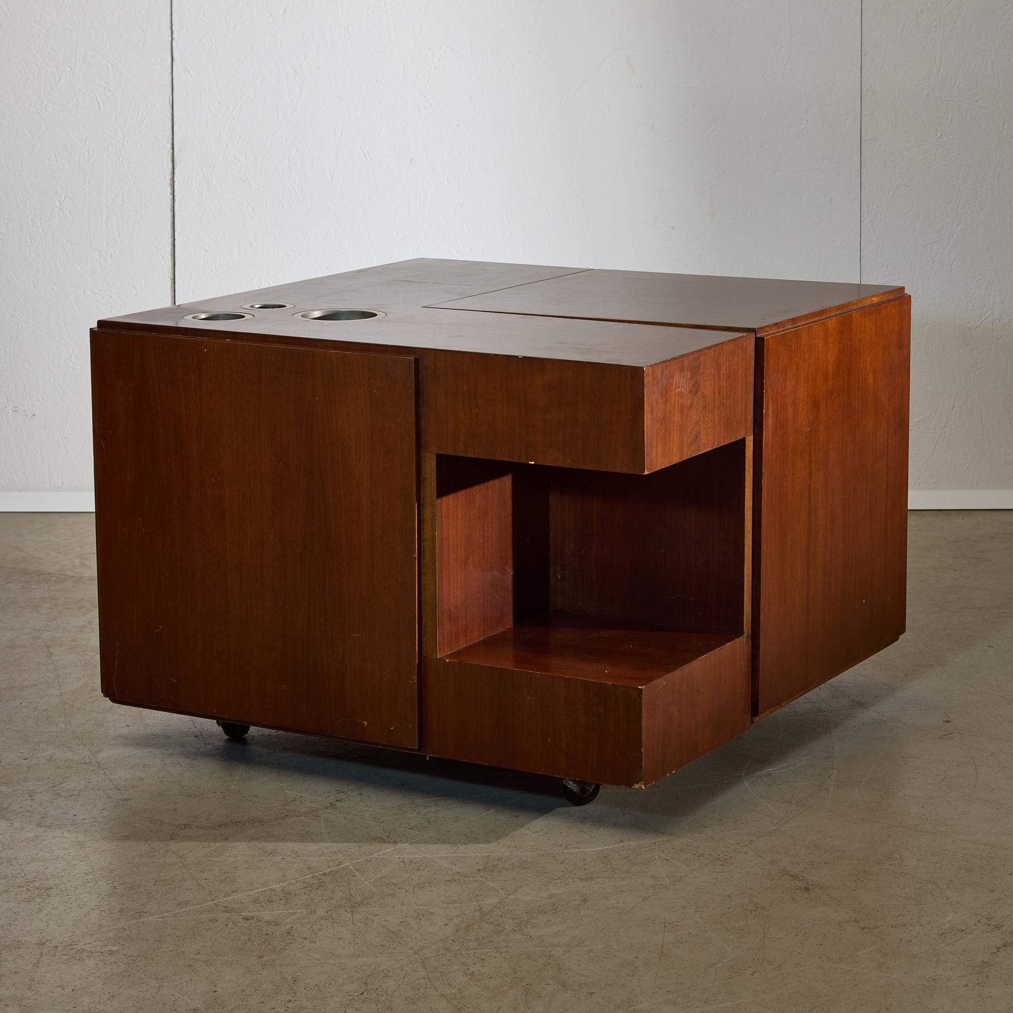 Ti presentiamo un sorprendente pezzo di arredamento vintage: un tavolino da caffè italiano degli anni '1970 con bar incorporato. Questo esclusivo tavolino a forma di cubo si trasforma in un elegante bar, perfetto per intrattenere gli ospiti o per