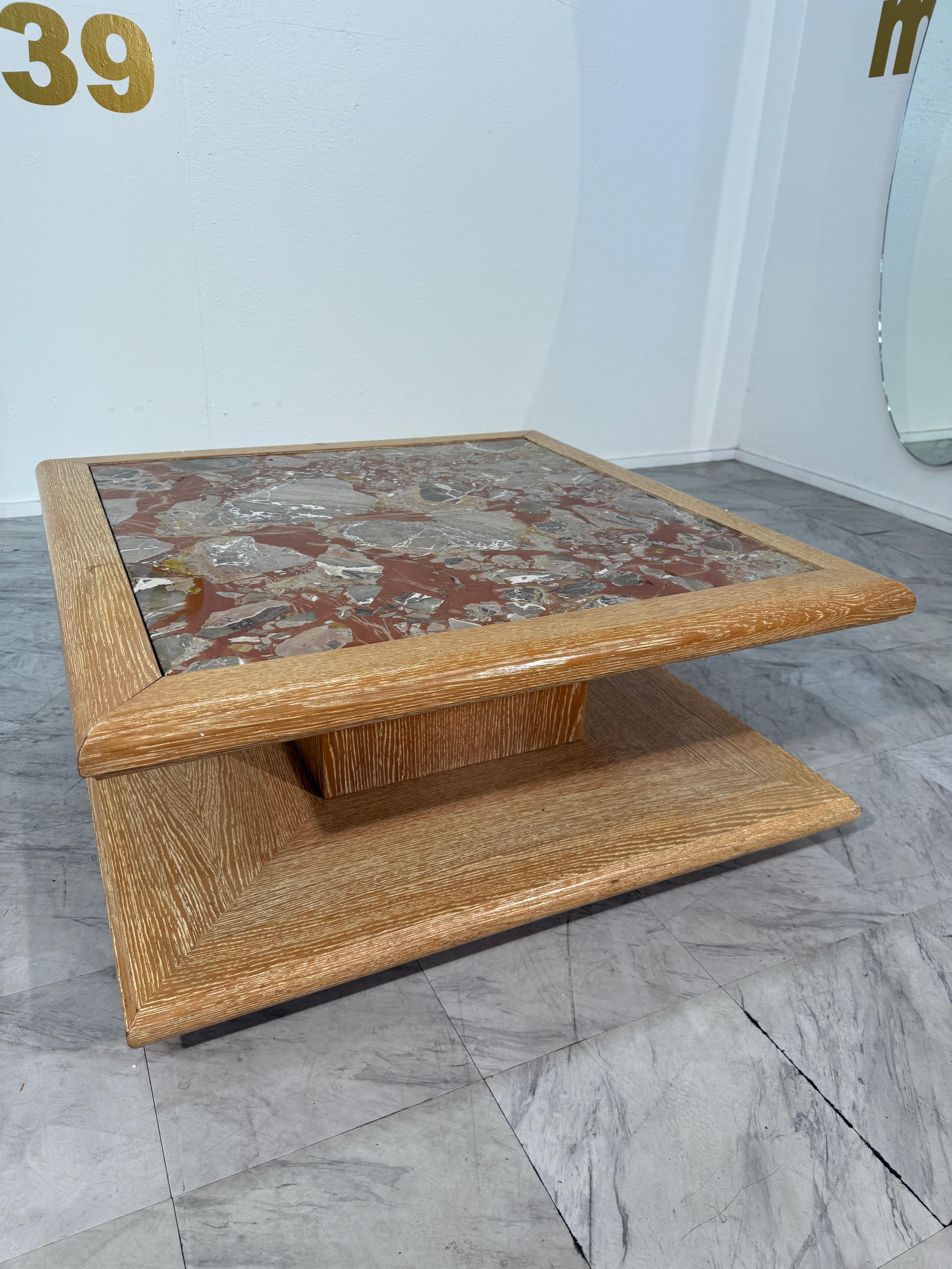 Elégante table basse italienne des années 1970, dotée d'un cadre en chêne à gradins et d'un piètement en miroir. La pièce maîtresse est une plaque de marbre richement veinée dans des tons chauds et terreux, créant un contraste saisissant avec la