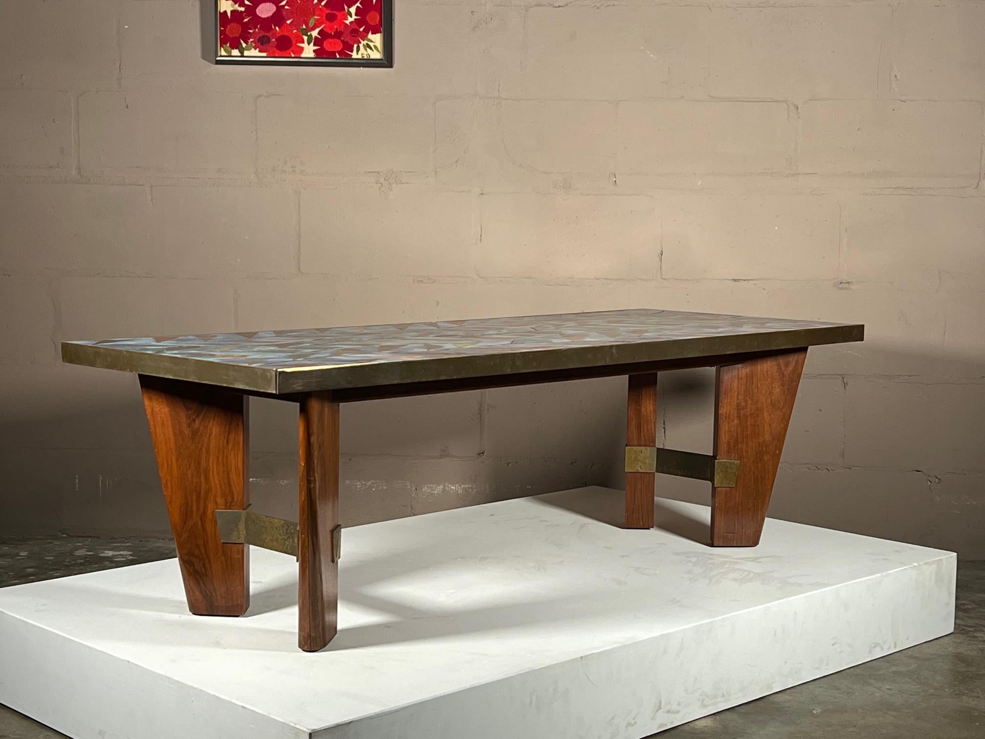 Remarquable table basse italienne avec plateau en émail, attribuée à Paolo De Poli. Couleurs vives, base sculpturale en noyer et laiton, cette pièce est unique en son genre et fait sensation.