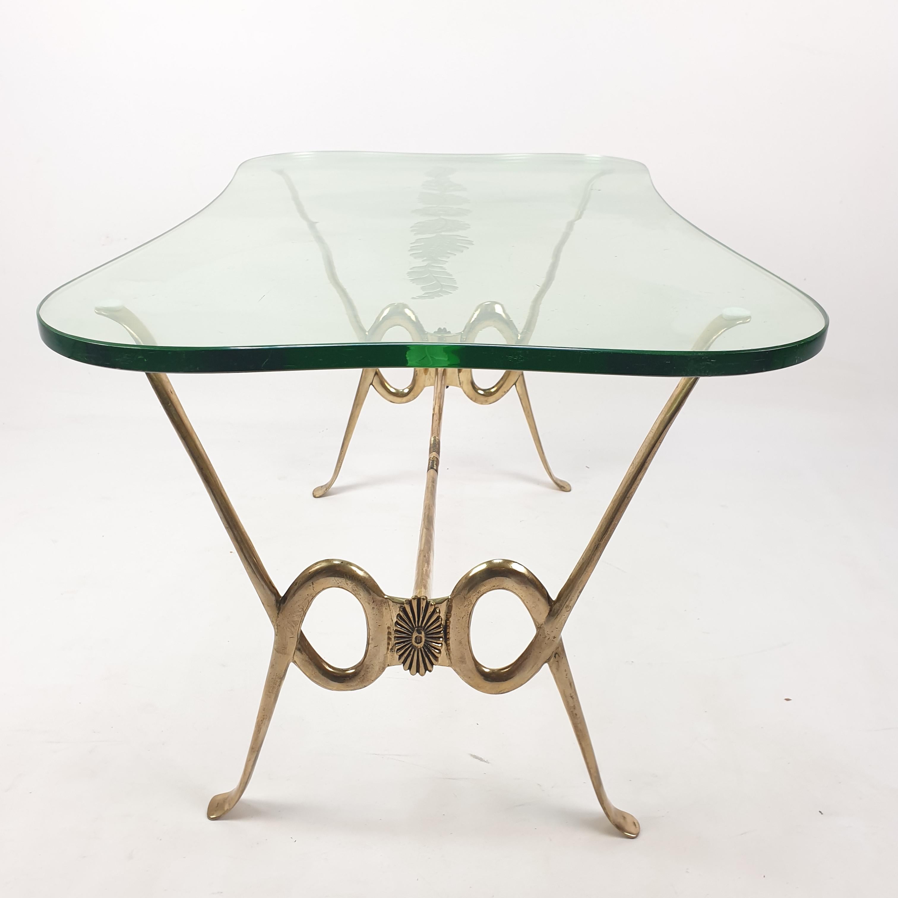 Mesa de centro italiana con cristal grabado y base de latón, años 60 en venta 10