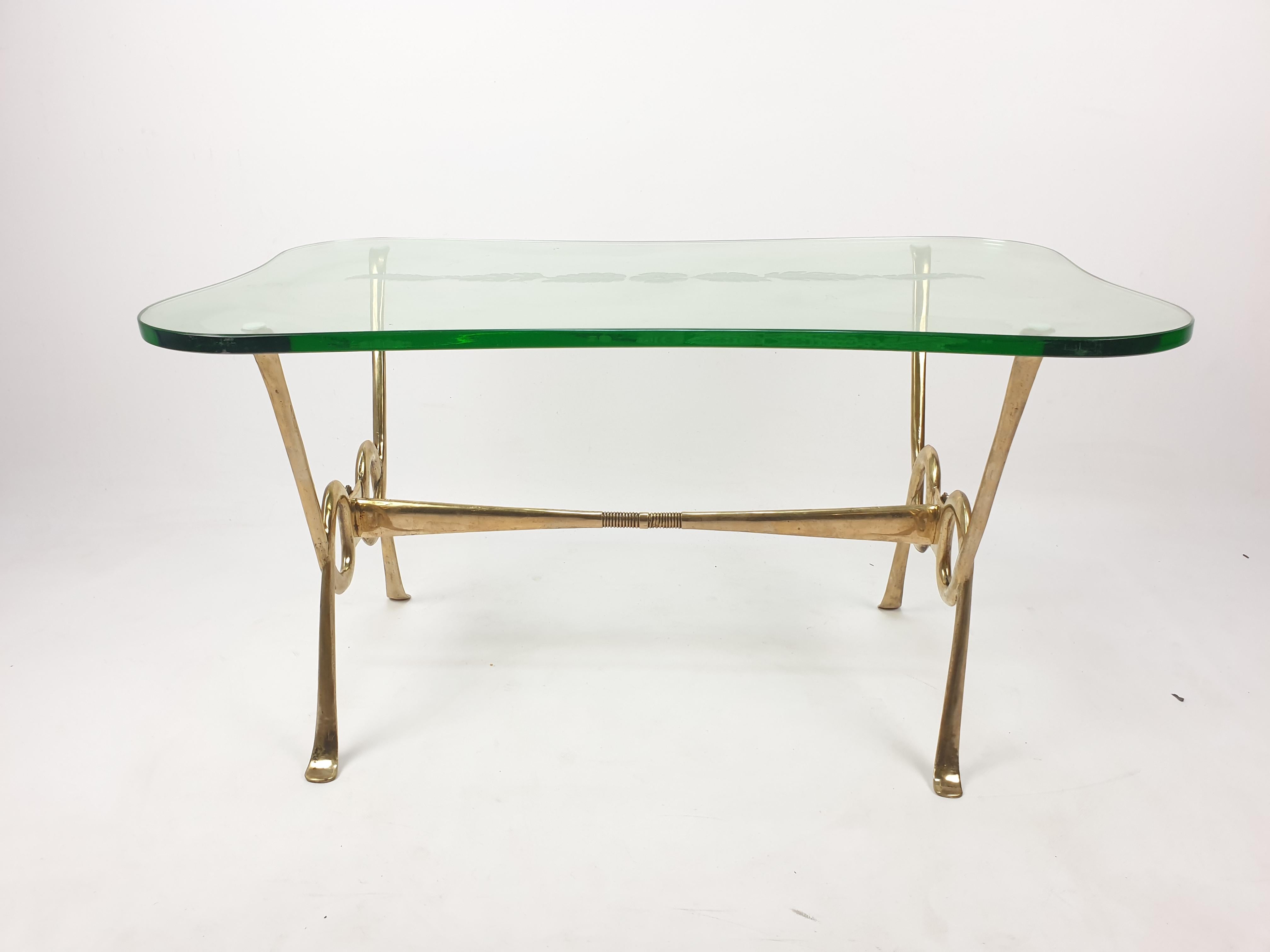 Table basse italienne avec verre gravé et base en laiton, années 1960 Bon état - En vente à Oud Beijerland, NL