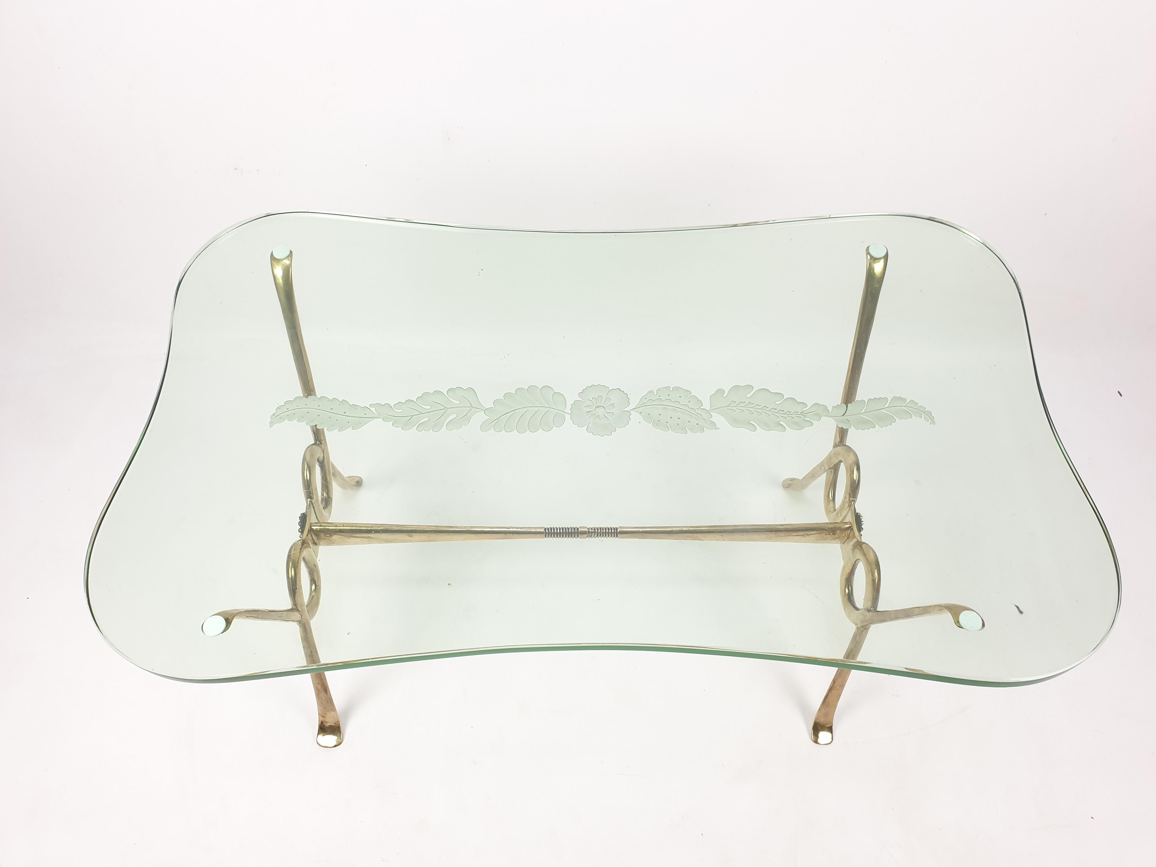 Table basse italienne avec verre gravé et base en laiton, années 1960 en vente 1