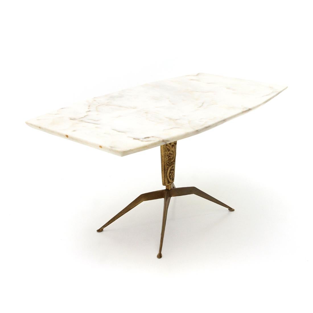 Italian manufacturing table from the 1950s.
Marble-top with tapered edge.
Brass base with decorative pattern.
Good general conditions, some signs due to normal use over time.

Dimensions: Length 87 cm, depth 48 cm, height 43 cm.