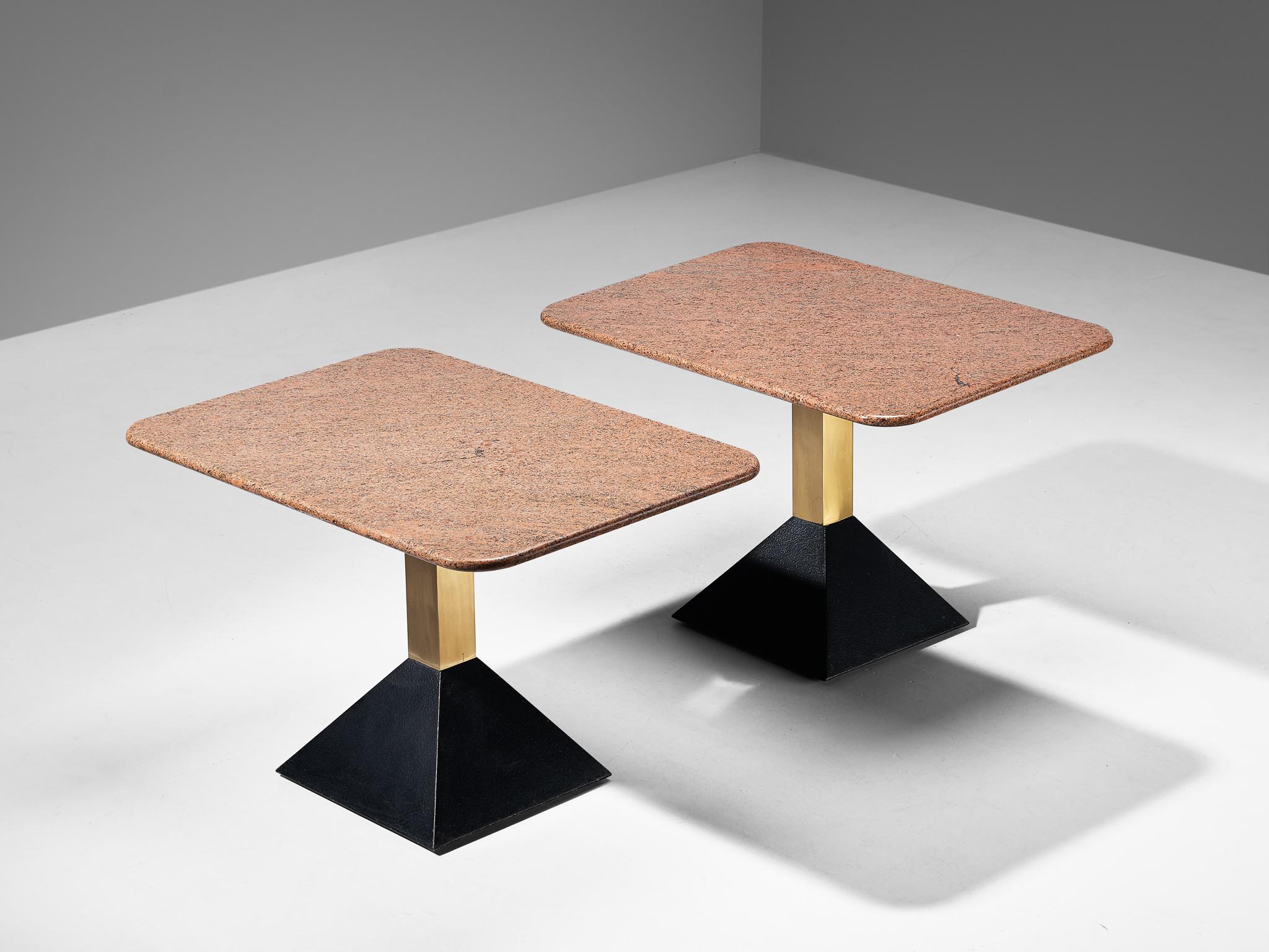 Tables basses, granit, métal, laiton, Italie, années 1980

Ces tables d'appoint présentent un plateau gris de format rectangulaire. Le granit présente une surface vive. Un socle en laiton se termine par une base trapézoïdale en métal noir.