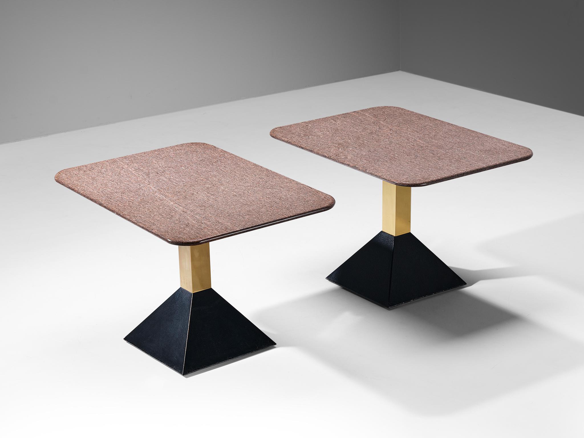 Tables basses, granit, laiton, acier laqué noir, Italie, années 1980

Ces tables d'appoint présentent un plateau en granit brun au format rectangulaire. Le granit présente une surface vive. Un socle en laiton se termine par une base trapézoïdale