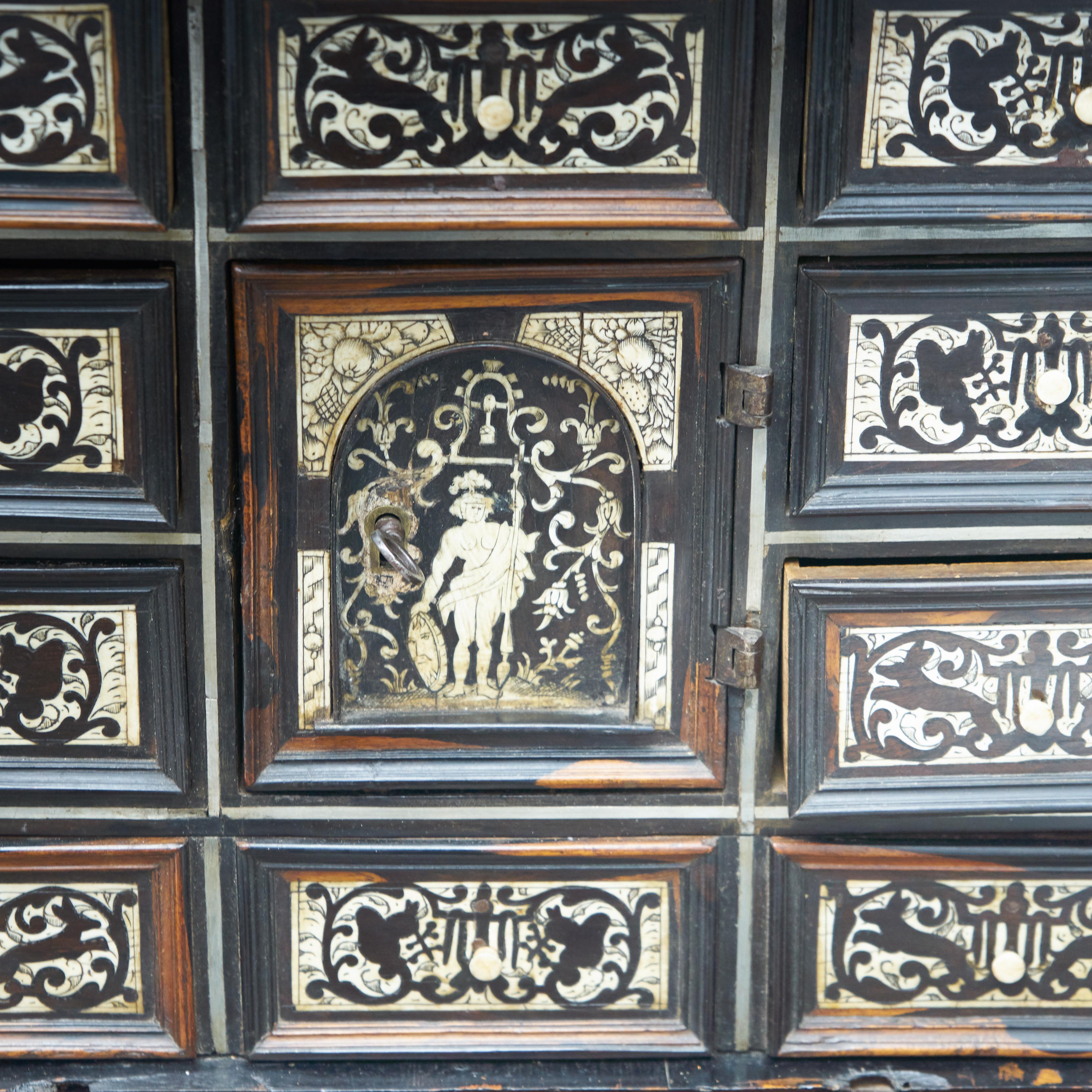 Italian Collectors Table-Cabinet In Good Condition In Heeze, Noord Brabant