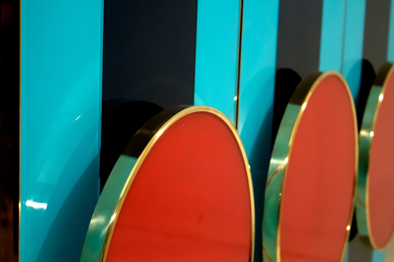 Buffet ou crédence italien en verre coloré et laiton Neuf - En vente à London, London