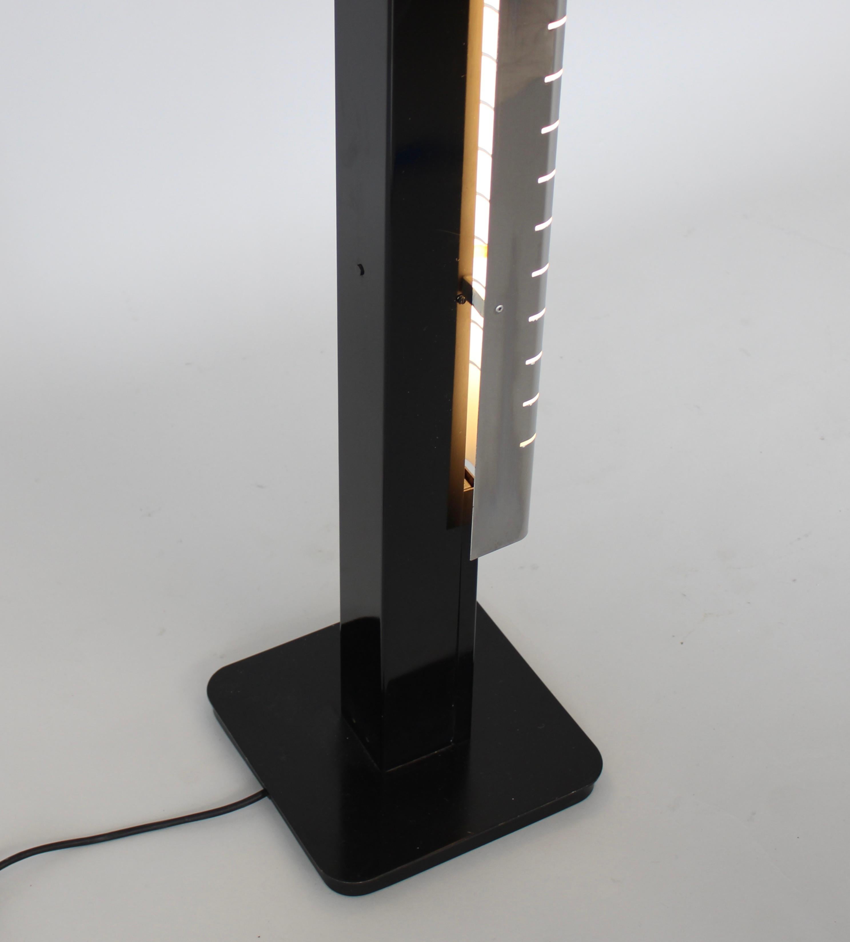 Italian Column Floor Lamp by Lamperti Polished Nickel Chromed and Enameled Steel For Sale 5