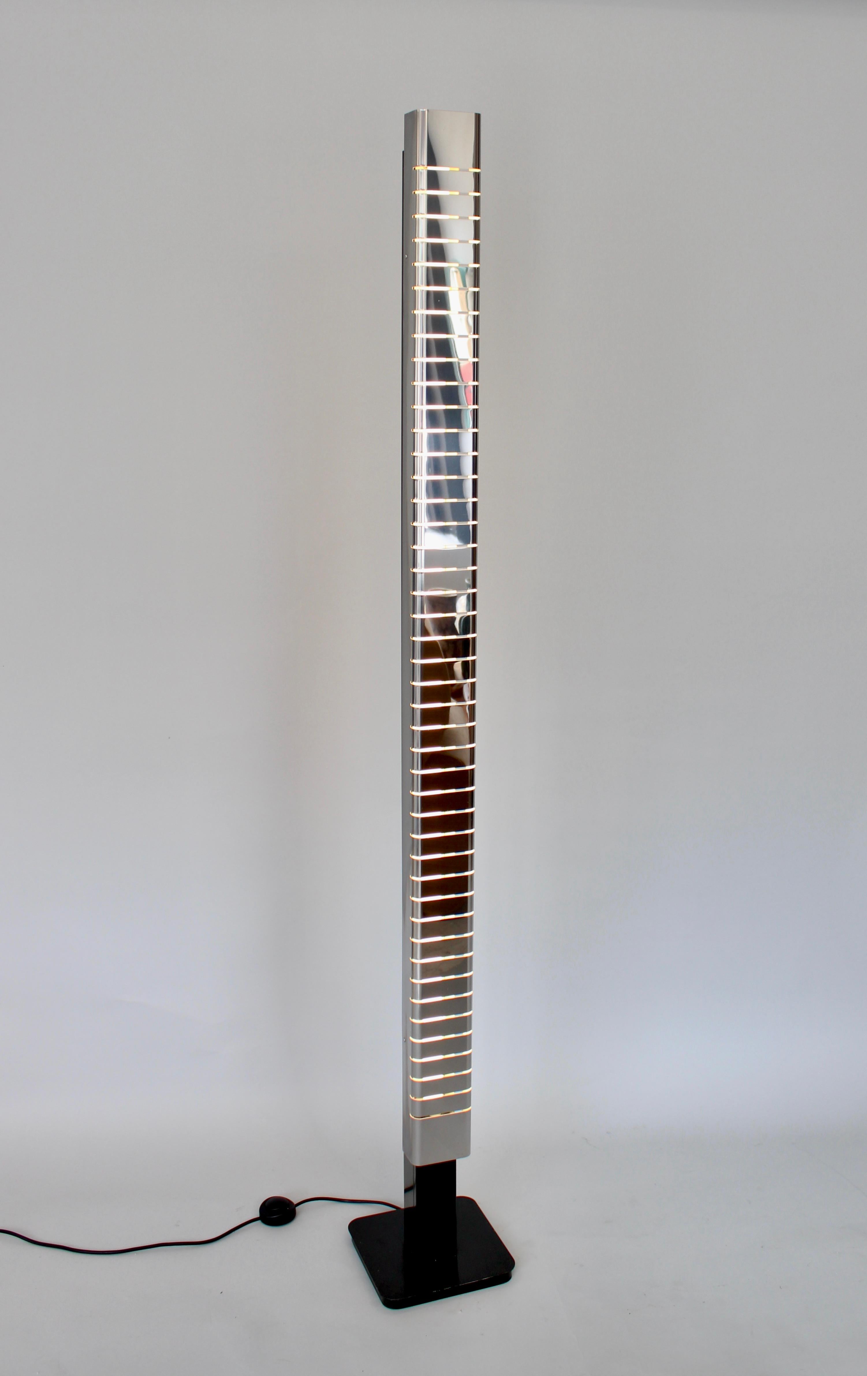 Diese Stehleuchte wurde von Lamperti entworfen und um 1970 in Italien hergestellt. Nach dem Vorbild von Serge Mouille. 
Der Diffusor aus poliertem, verchromtem Stahl schwebt über einer Struktur aus emailliertem Stahl, die das Leuchtmittel trägt.