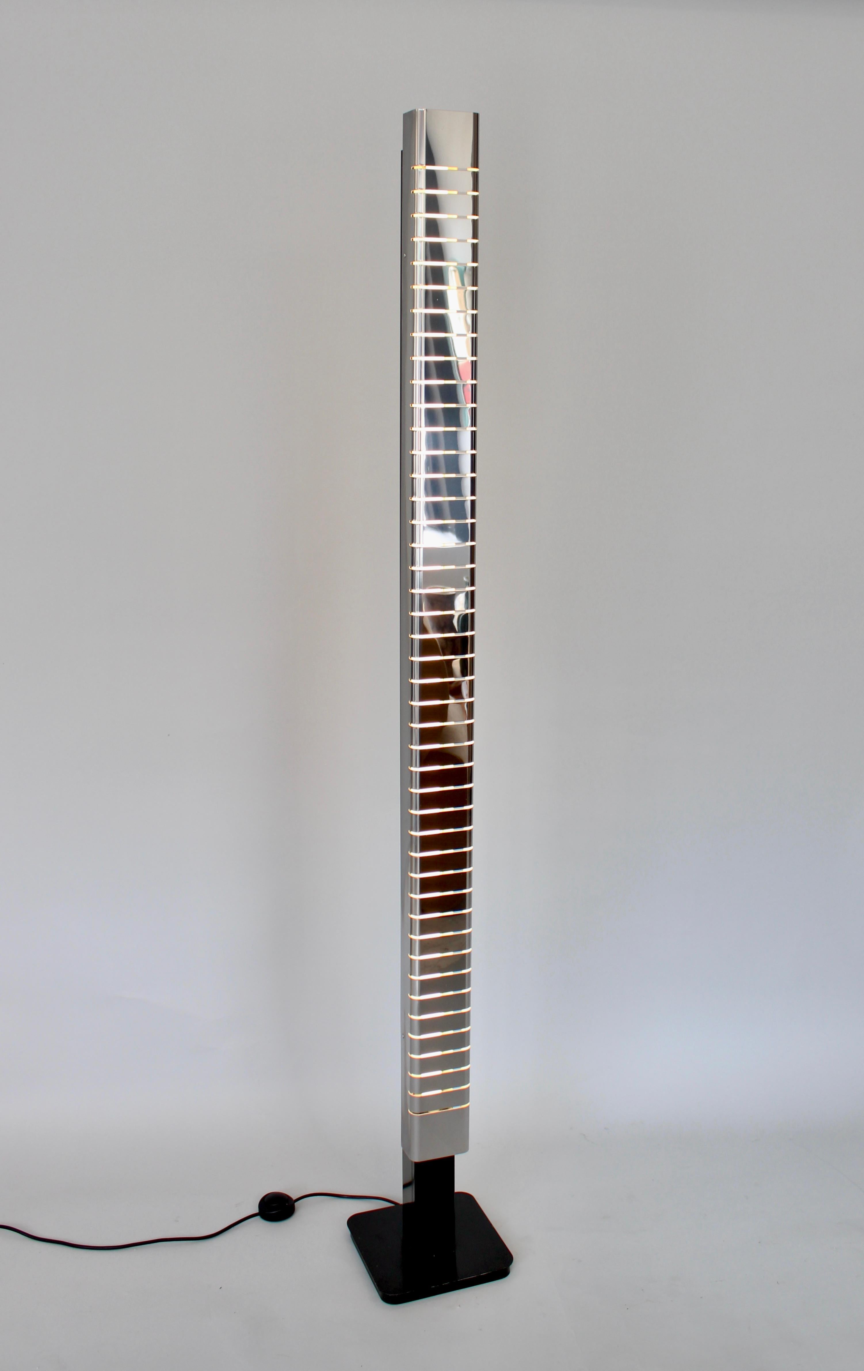 Ce lampadaire à colonne a été conçu par Lamperti et fabriqué en Italie vers 1970. A la manière de Serge Mouille. 
Diffuseur en acier chromé au nickel poli flottant sur une structure en acier émaillé contenant la source lumineuse. Étonnante lampe