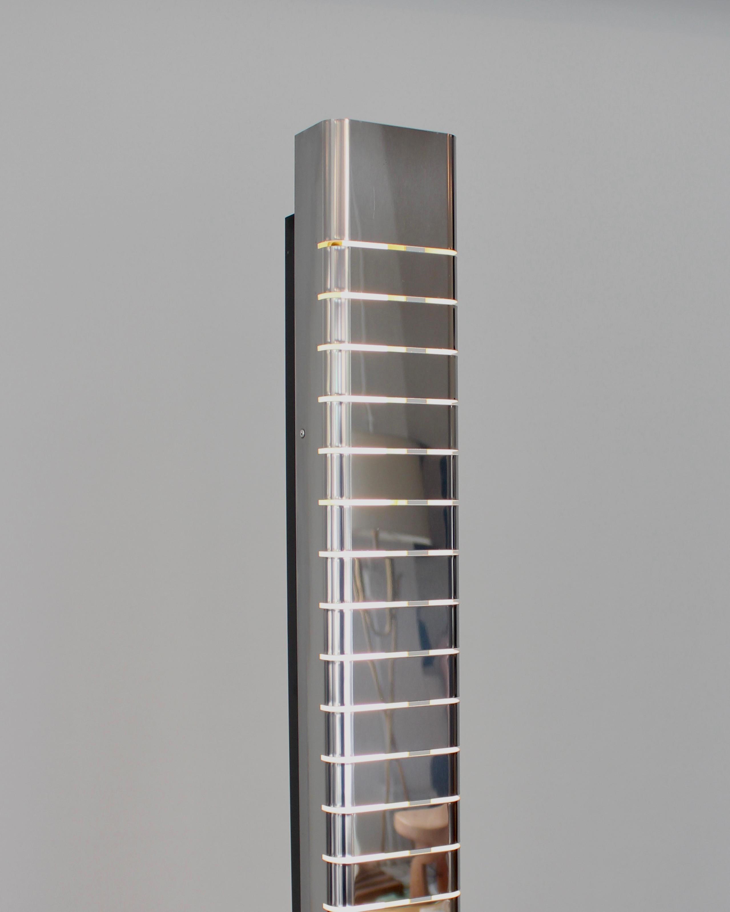 Acier inoxydable Lampadaire italien à colonnes Lamperti en nickel poli chromé et acier émaillé en vente